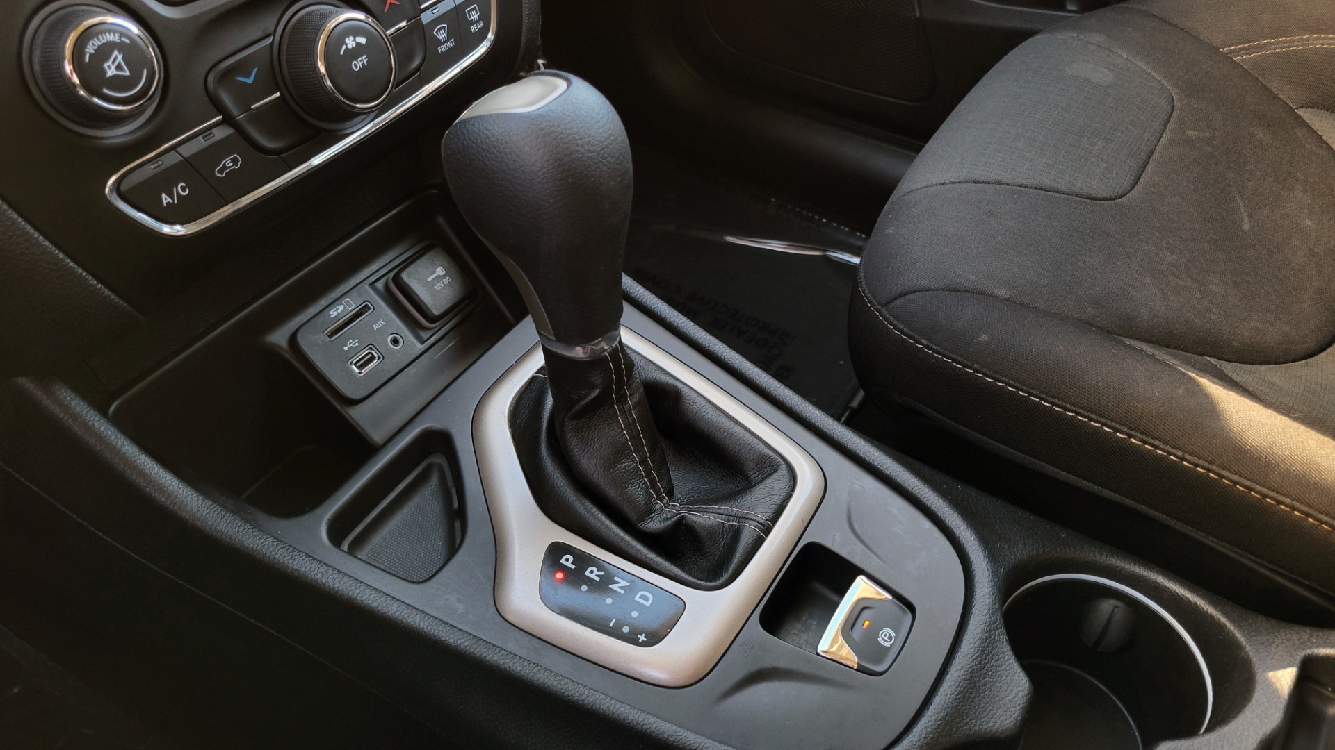 Used 2016 Jeep CHEROKEE LATITUDE FWD / 2.4L I4 / 9-SPD AUTO / 5IN TOUCHSCREEN / REARVIEW for sale $15,495 at Formula Imports in Charlotte NC 28227 41