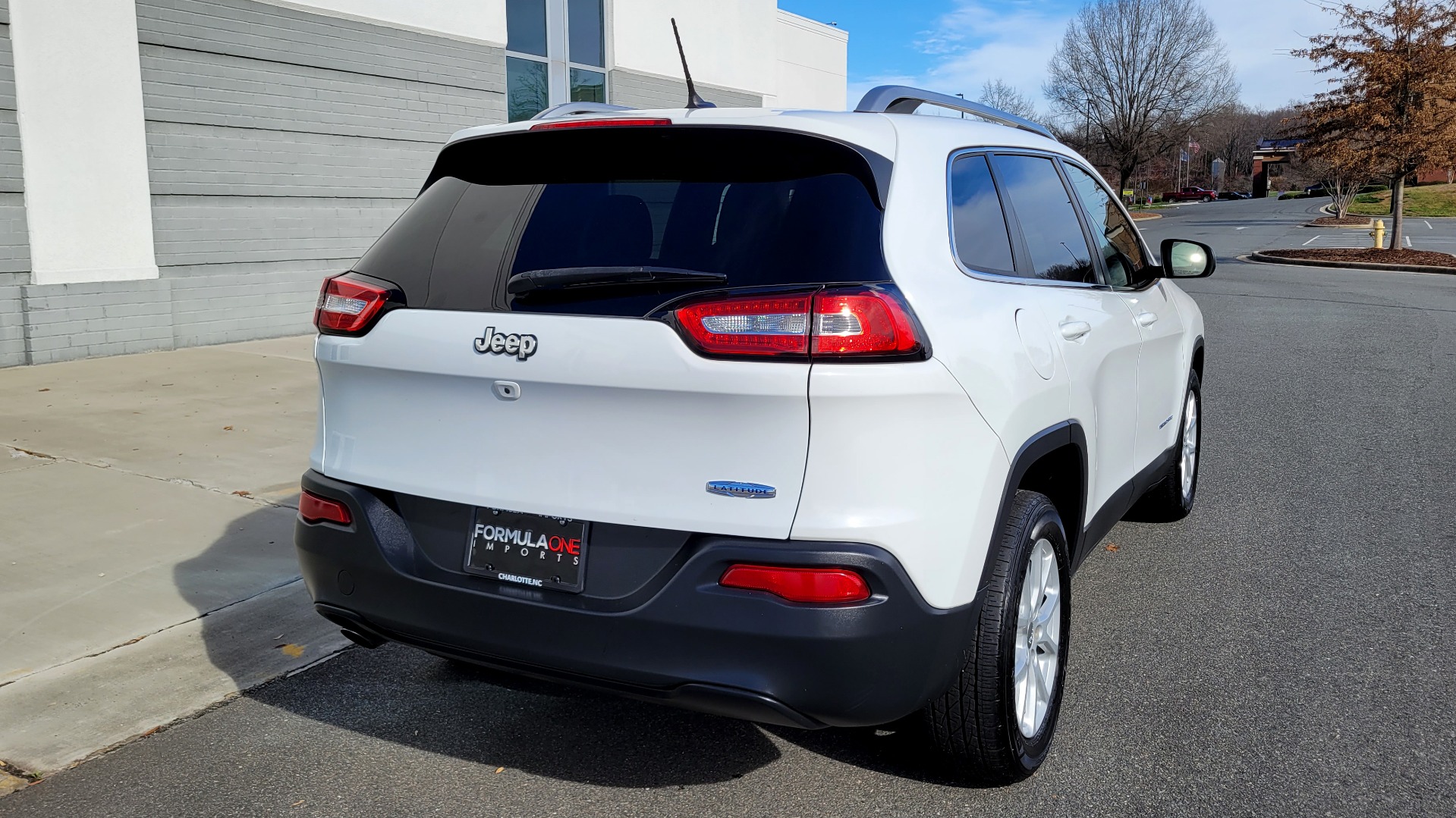 Used 2016 Jeep CHEROKEE LATITUDE FWD / 2.4L I4 / 9-SPD AUTO / 5IN TOUCHSCREEN / REARVIEW for sale $15,495 at Formula Imports in Charlotte NC 28227 5