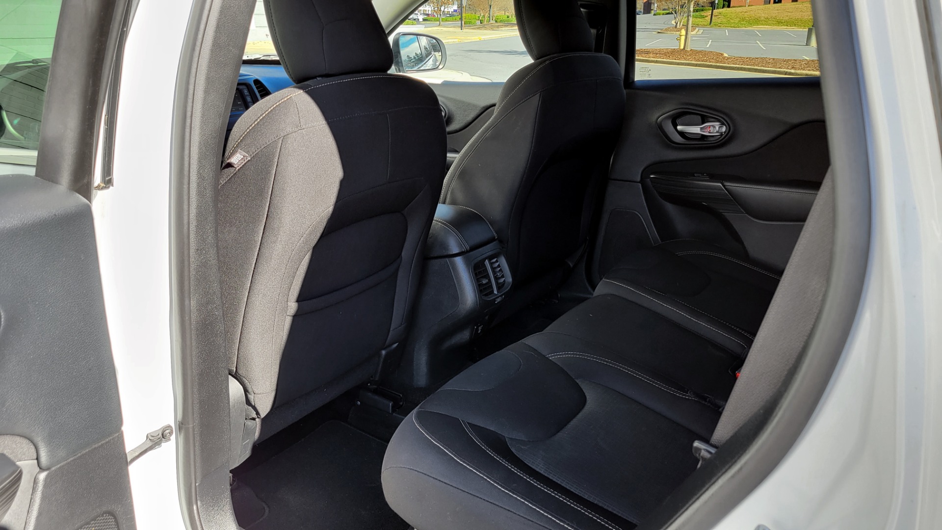 Used 2016 Jeep CHEROKEE LATITUDE FWD / 2.4L I4 / 9-SPD AUTO / 5IN TOUCHSCREEN / REARVIEW for sale $15,495 at Formula Imports in Charlotte NC 28227 50