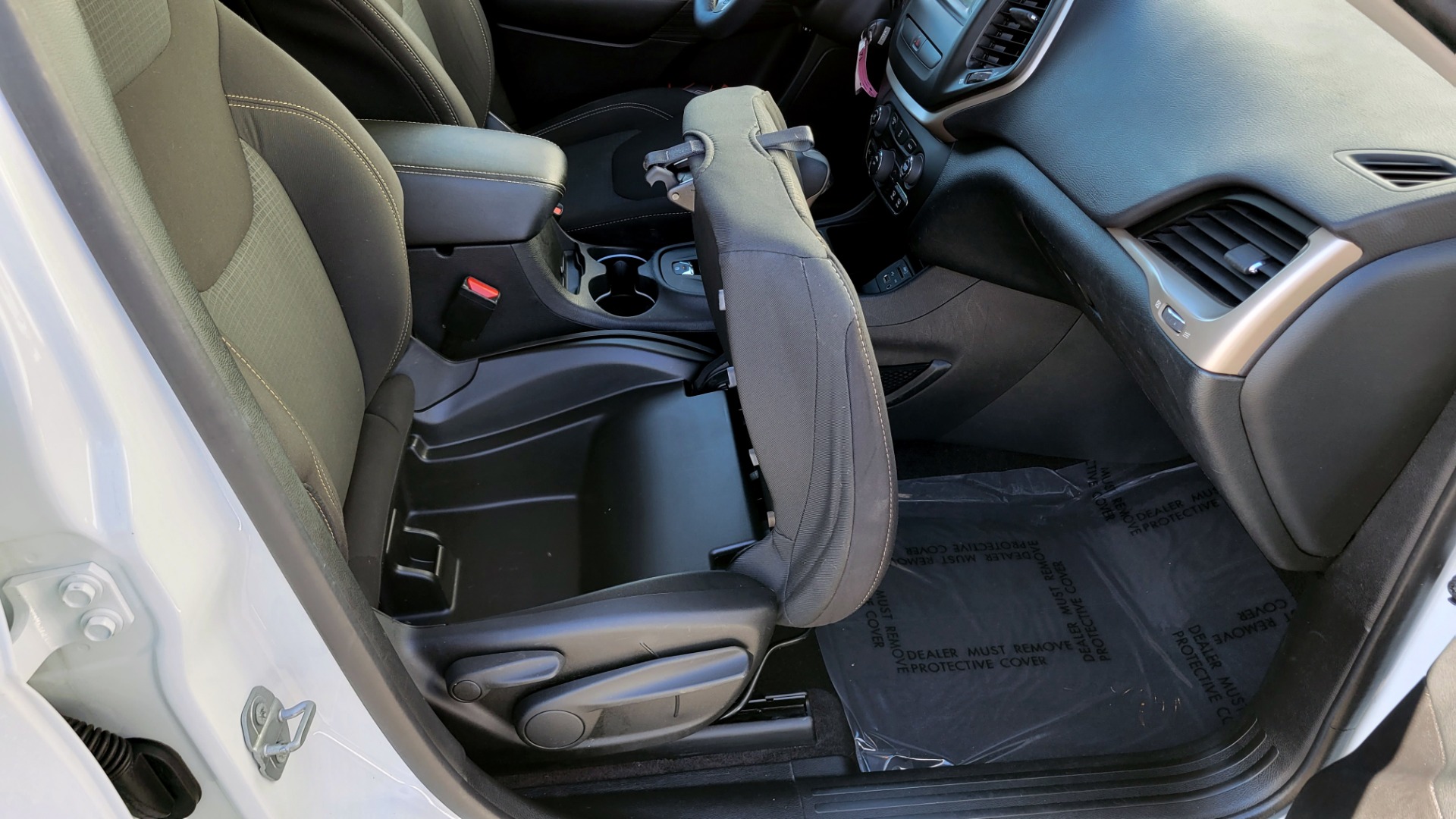 Used 2016 Jeep CHEROKEE LATITUDE FWD / 2.4L I4 / 9-SPD AUTO / 5IN TOUCHSCREEN / REARVIEW for sale $15,495 at Formula Imports in Charlotte NC 28227 57