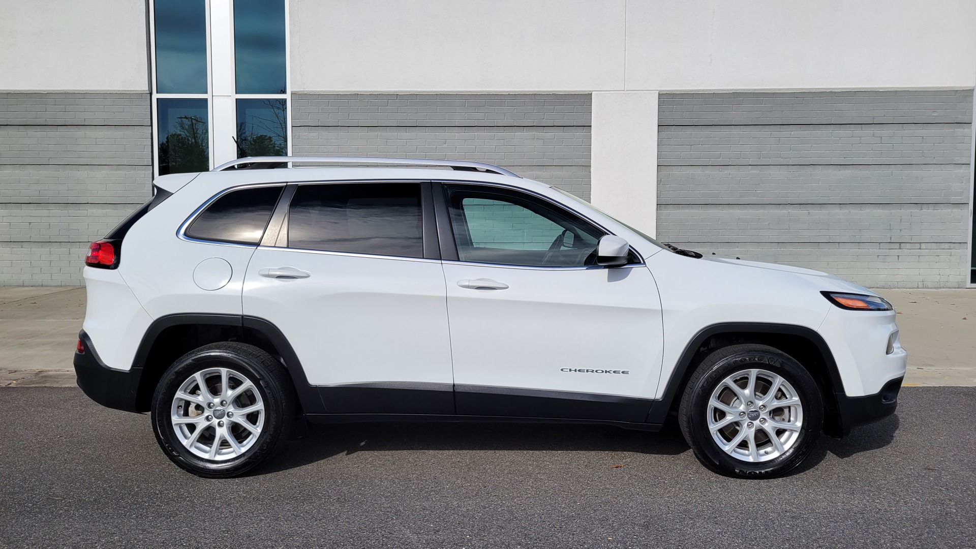 Used 2016 Jeep CHEROKEE LATITUDE FWD / 2.4L I4 / 9-SPD AUTO / 5IN TOUCHSCREEN / REARVIEW for sale $15,495 at Formula Imports in Charlotte NC 28227 6