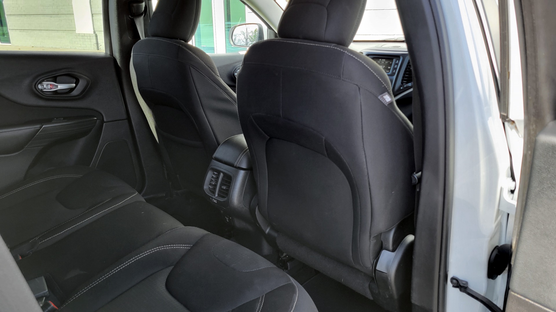 Used 2016 Jeep CHEROKEE LATITUDE FWD / 2.4L I4 / 9-SPD AUTO / 5IN TOUCHSCREEN / REARVIEW for sale $15,495 at Formula Imports in Charlotte NC 28227 63