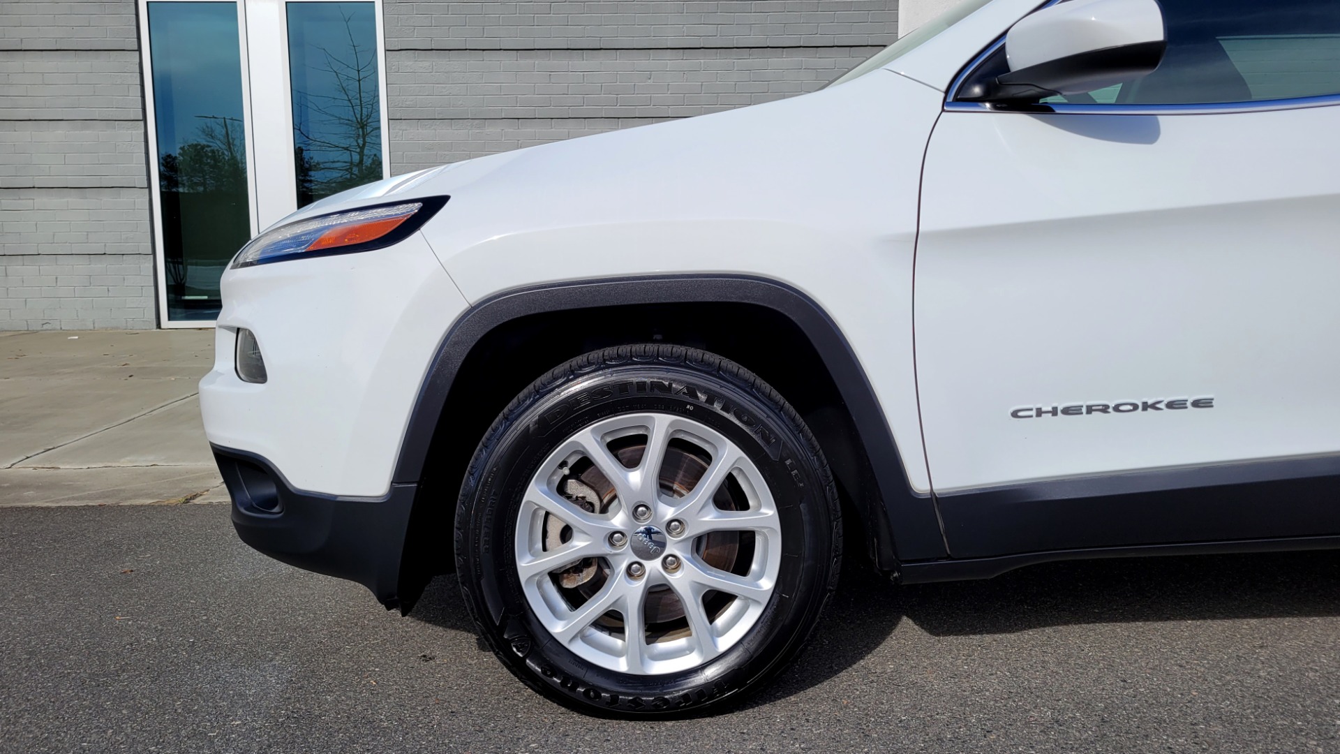 Used 2016 Jeep CHEROKEE LATITUDE FWD / 2.4L I4 / 9-SPD AUTO / 5IN TOUCHSCREEN / REARVIEW for sale $15,495 at Formula Imports in Charlotte NC 28227 66