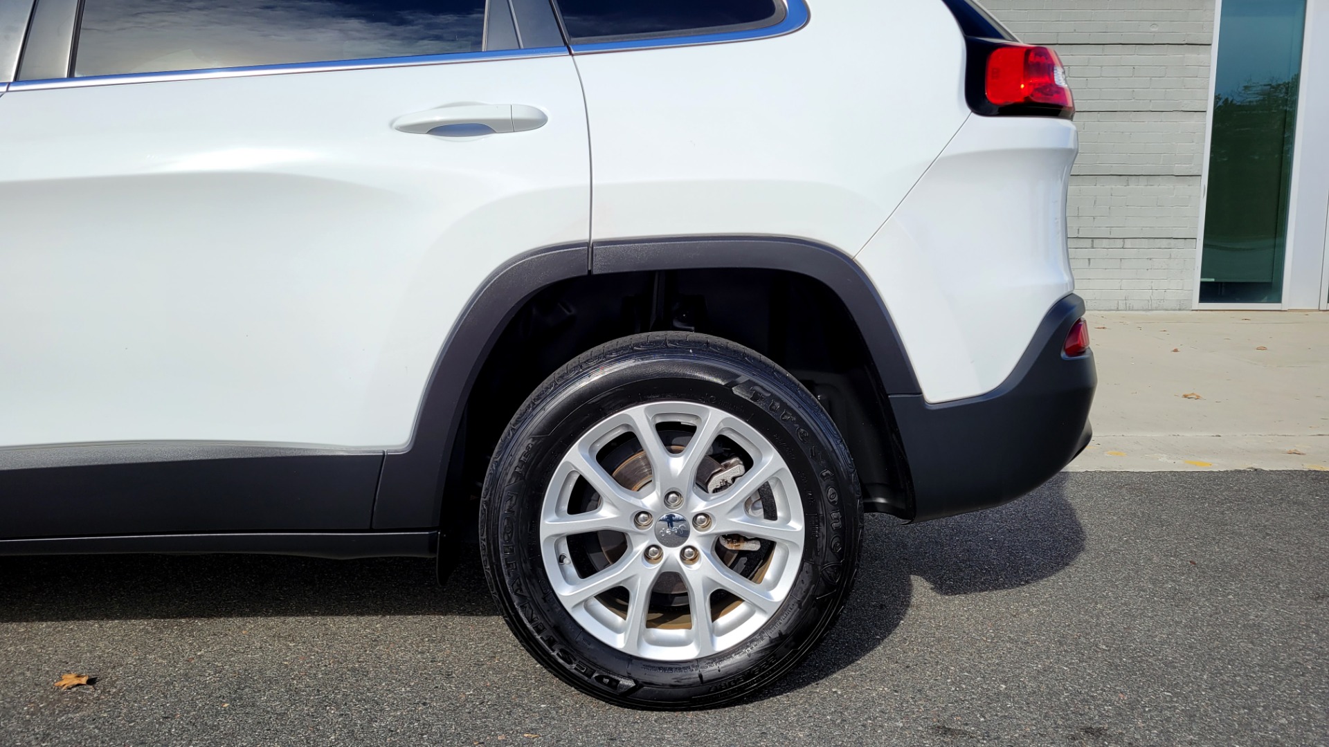 Used 2016 Jeep CHEROKEE LATITUDE FWD / 2.4L I4 / 9-SPD AUTO / 5IN TOUCHSCREEN / REARVIEW for sale $15,495 at Formula Imports in Charlotte NC 28227 67