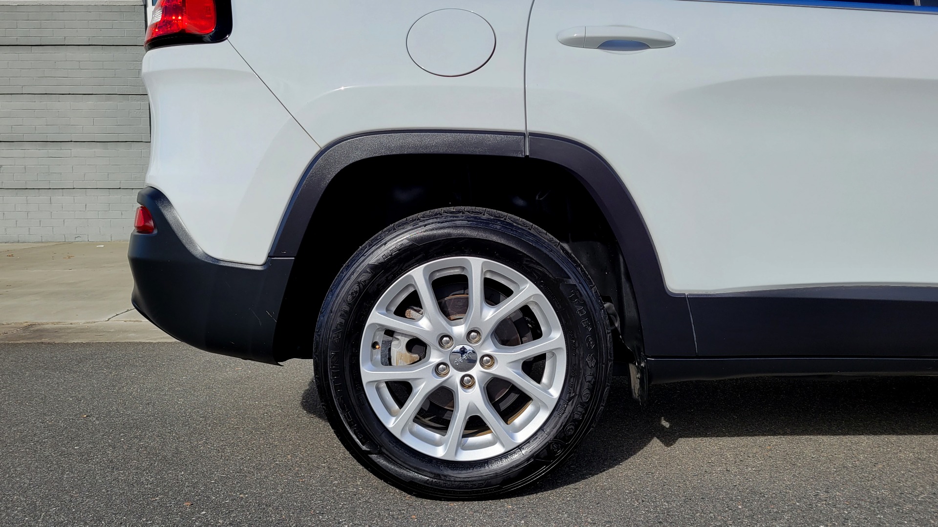 Used 2016 Jeep CHEROKEE LATITUDE FWD / 2.4L I4 / 9-SPD AUTO / 5IN TOUCHSCREEN / REARVIEW for sale $15,495 at Formula Imports in Charlotte NC 28227 68