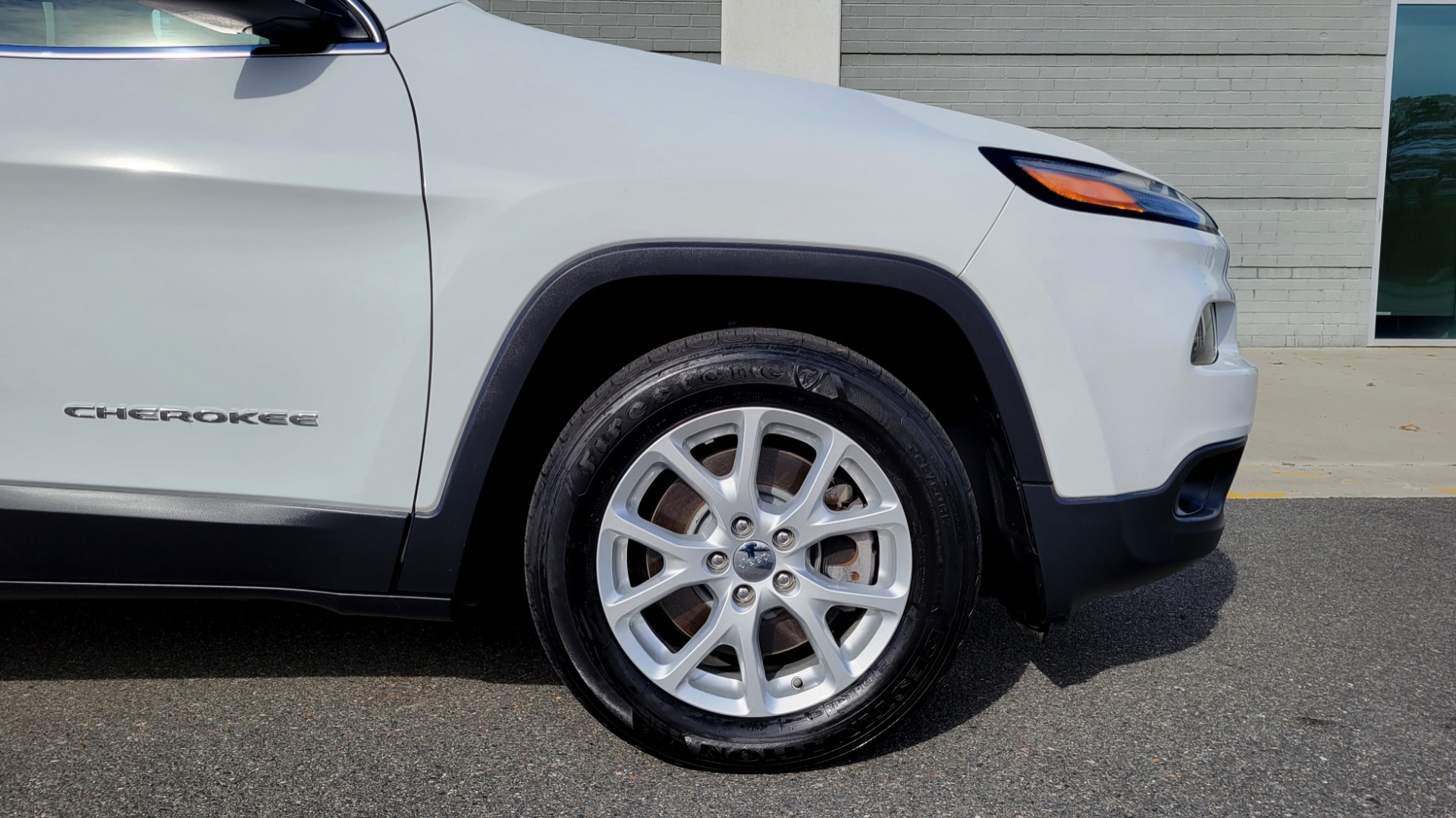 Used 2016 Jeep CHEROKEE LATITUDE FWD / 2.4L I4 / 9-SPD AUTO / 5IN TOUCHSCREEN / REARVIEW for sale $15,495 at Formula Imports in Charlotte NC 28227 69