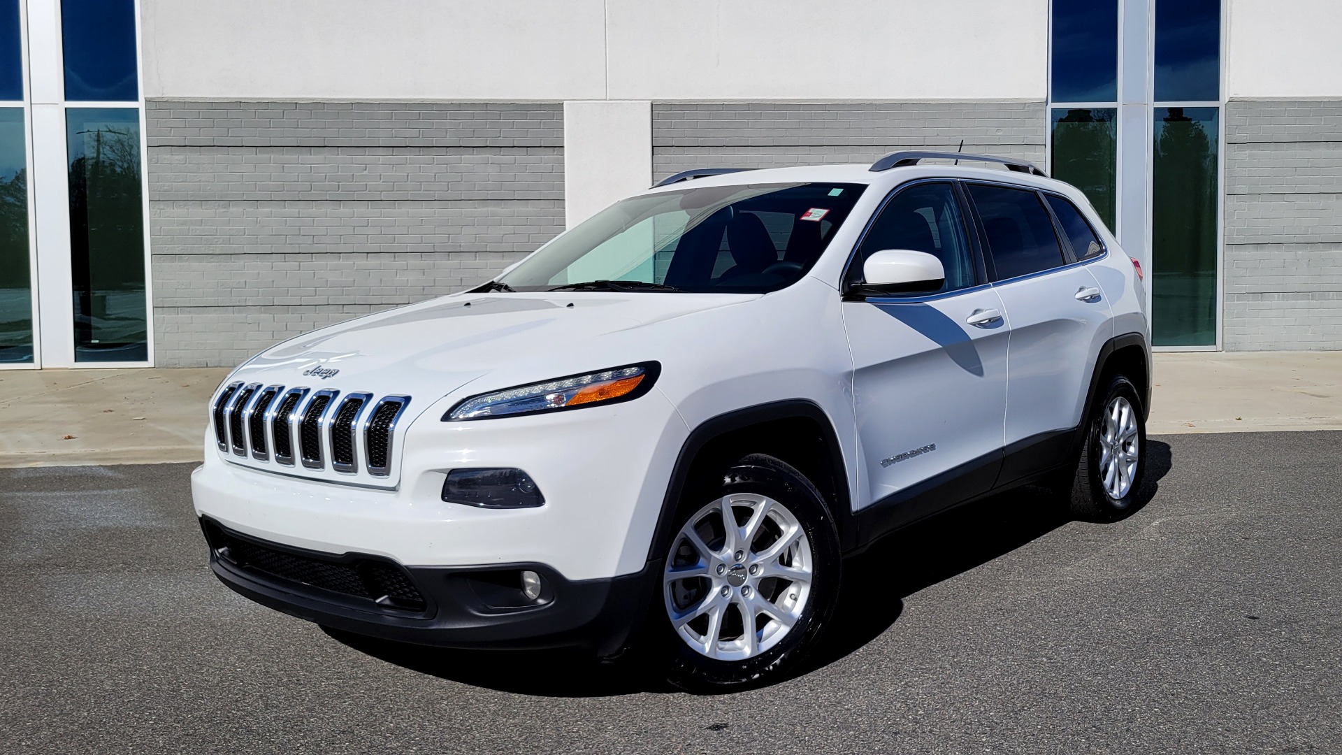 Used 2016 Jeep CHEROKEE LATITUDE FWD / 2.4L I4 / 9-SPD AUTO / 5IN TOUCHSCREEN / REARVIEW for sale $15,495 at Formula Imports in Charlotte NC 28227 1