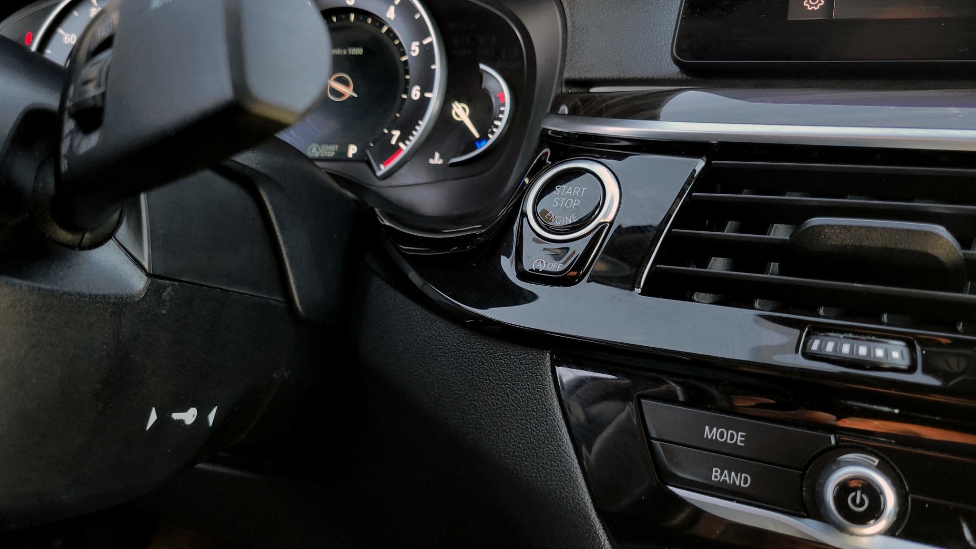 Used 2019 BMW 5 SERIES 530I XDRIVE CONVENIENCE PKG / NAV / SUNROOF / REARVIEW for sale $41,595 at Formula Imports in Charlotte NC 28227 41