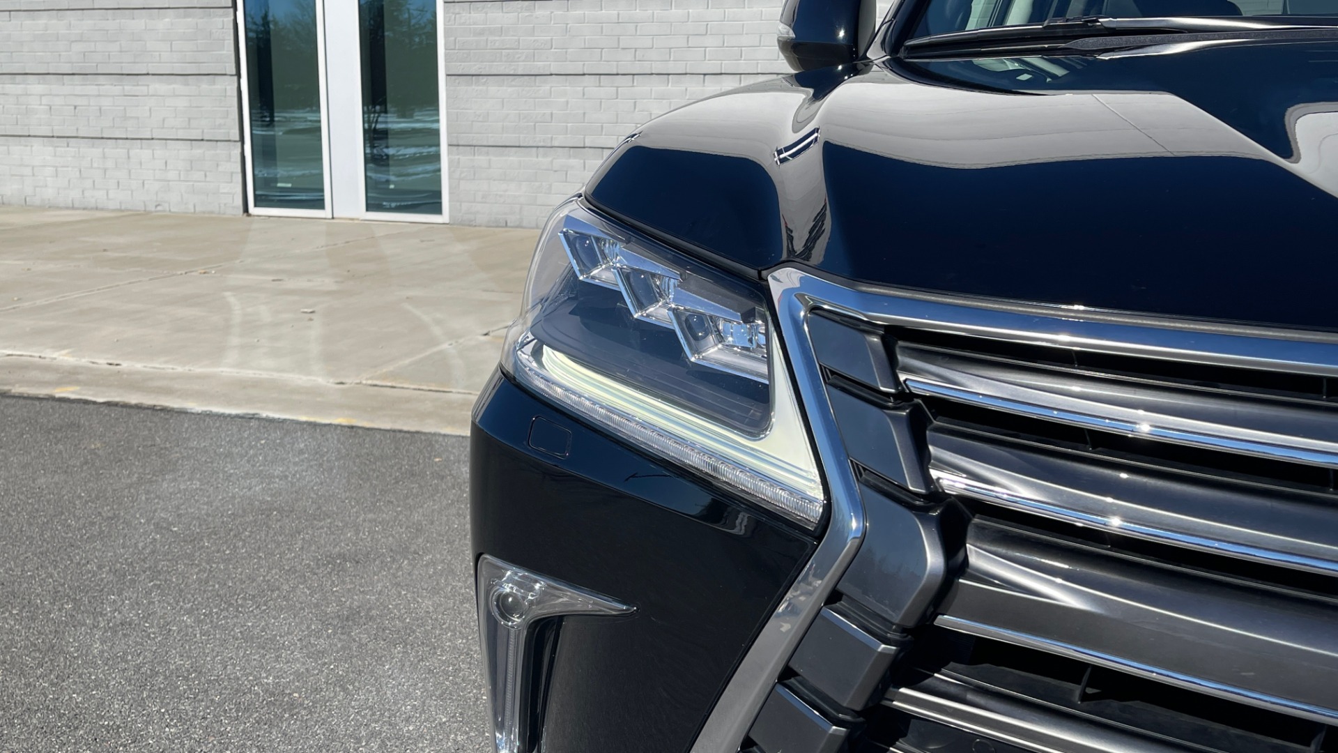 Used 2016 Lexus LX 570 4X4 / 5.7L / 5-DOOR SUV / LUX PKG / DVD ENT / COOL BOX / WIRELESS CHARGING for sale Sold at Formula Imports in Charlotte NC 28227 12