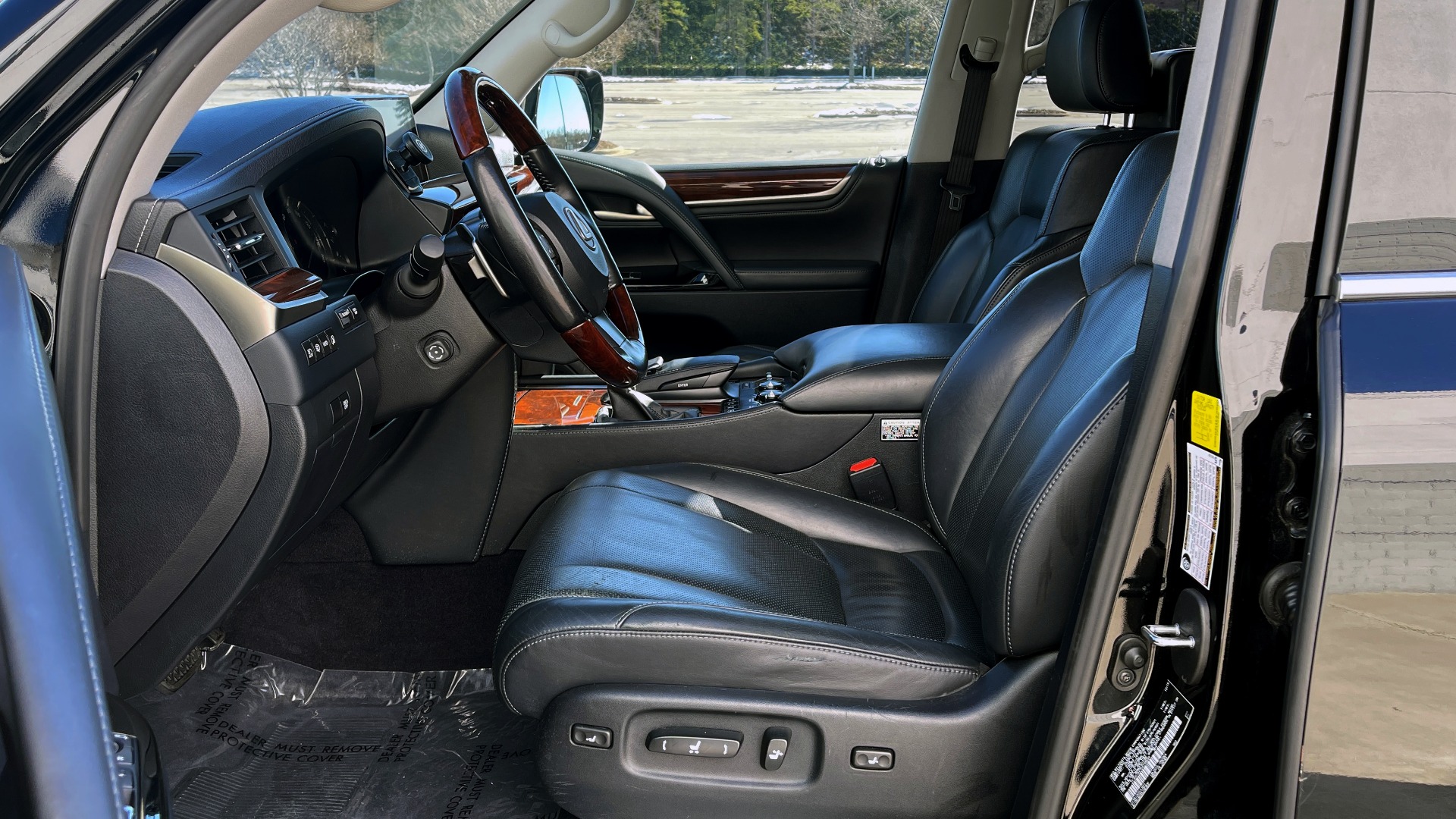 Used 2016 Lexus LX 570 4X4 / 5.7L / 5-DOOR SUV / LUX PKG / DVD ENT / COOL BOX / WIRELESS CHARGING for sale Sold at Formula Imports in Charlotte NC 28227 26