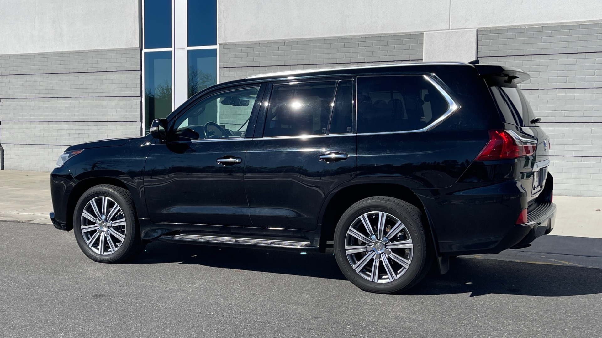 Used 2016 Lexus LX 570 4X4 / 5.7L / 5-DOOR SUV / LUX PKG / DVD ENT / COOL BOX / WIRELESS CHARGING for sale Sold at Formula Imports in Charlotte NC 28227 3