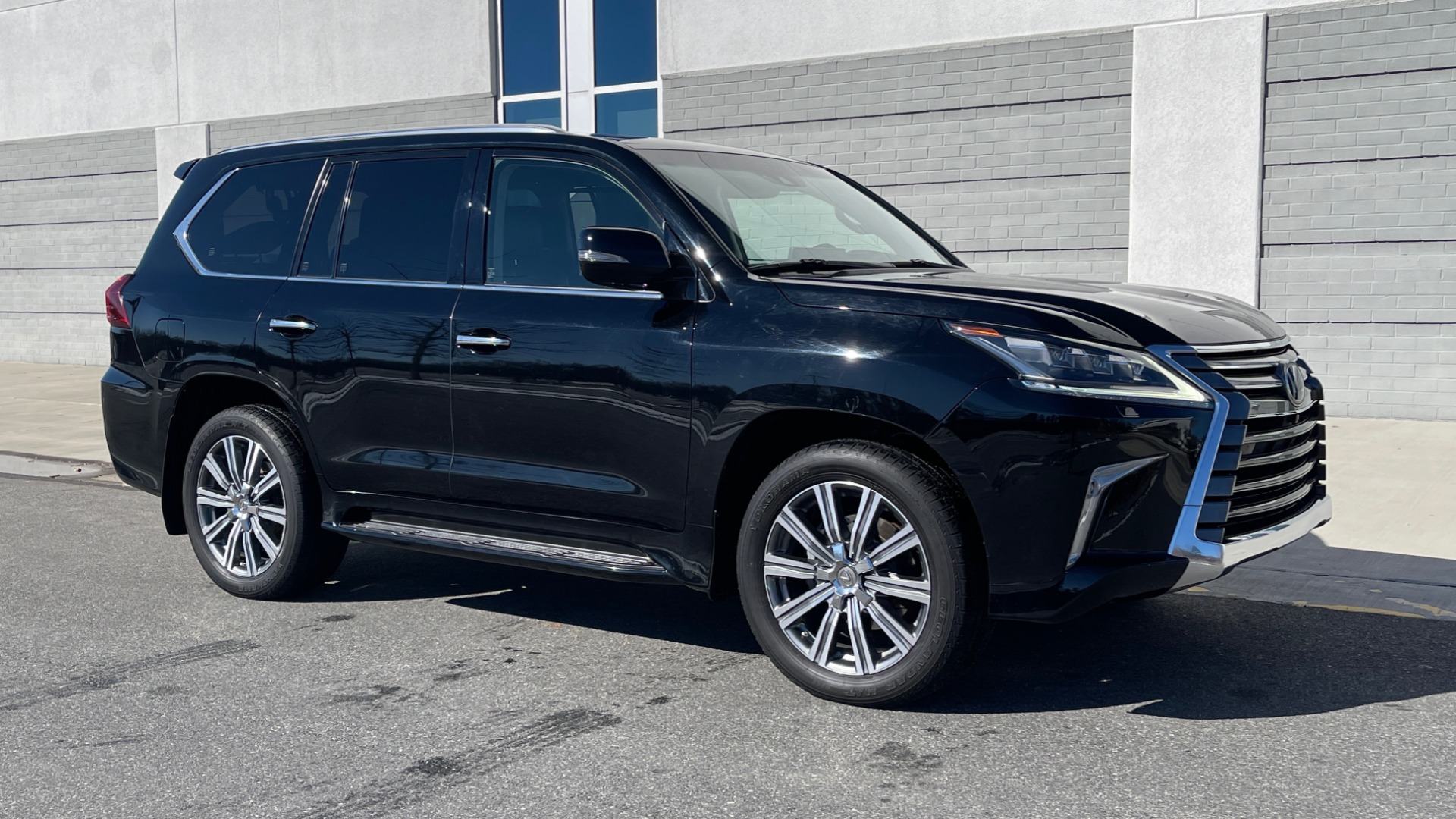 Used 2016 Lexus LX 570 4X4 / 5.7L / 5-DOOR SUV / LUX PKG / DVD ENT / COOL BOX / WIRELESS CHARGING for sale Sold at Formula Imports in Charlotte NC 28227 5
