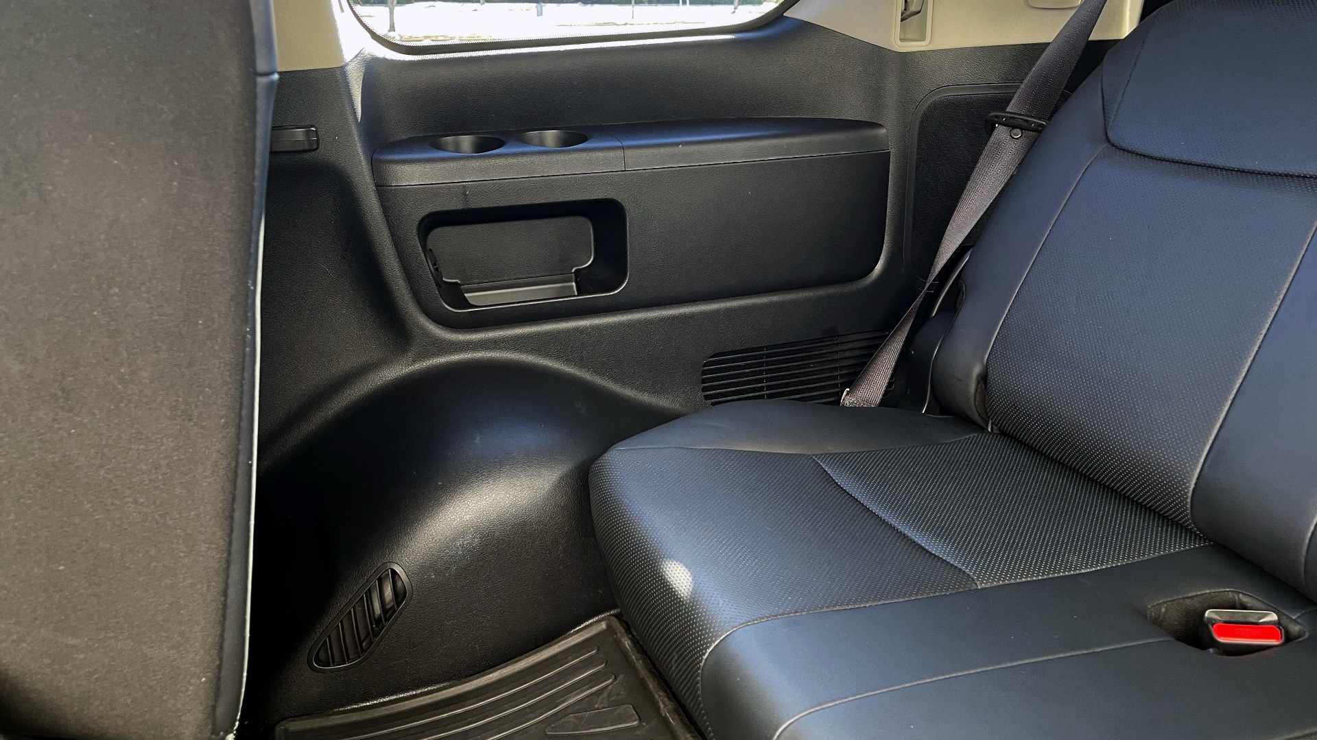 Used 2016 Lexus LX 570 4X4 / 5.7L / 5-DOOR SUV / LUX PKG / DVD ENT / COOL BOX / WIRELESS CHARGING for sale Sold at Formula Imports in Charlotte NC 28227 55