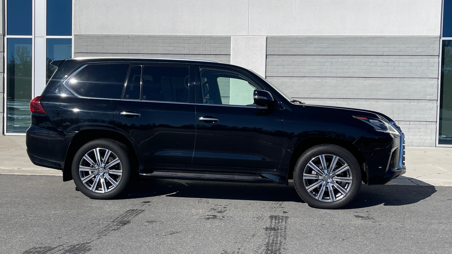 Used 2016 Lexus LX 570 4X4 / 5.7L / 5-DOOR SUV / LUX PKG