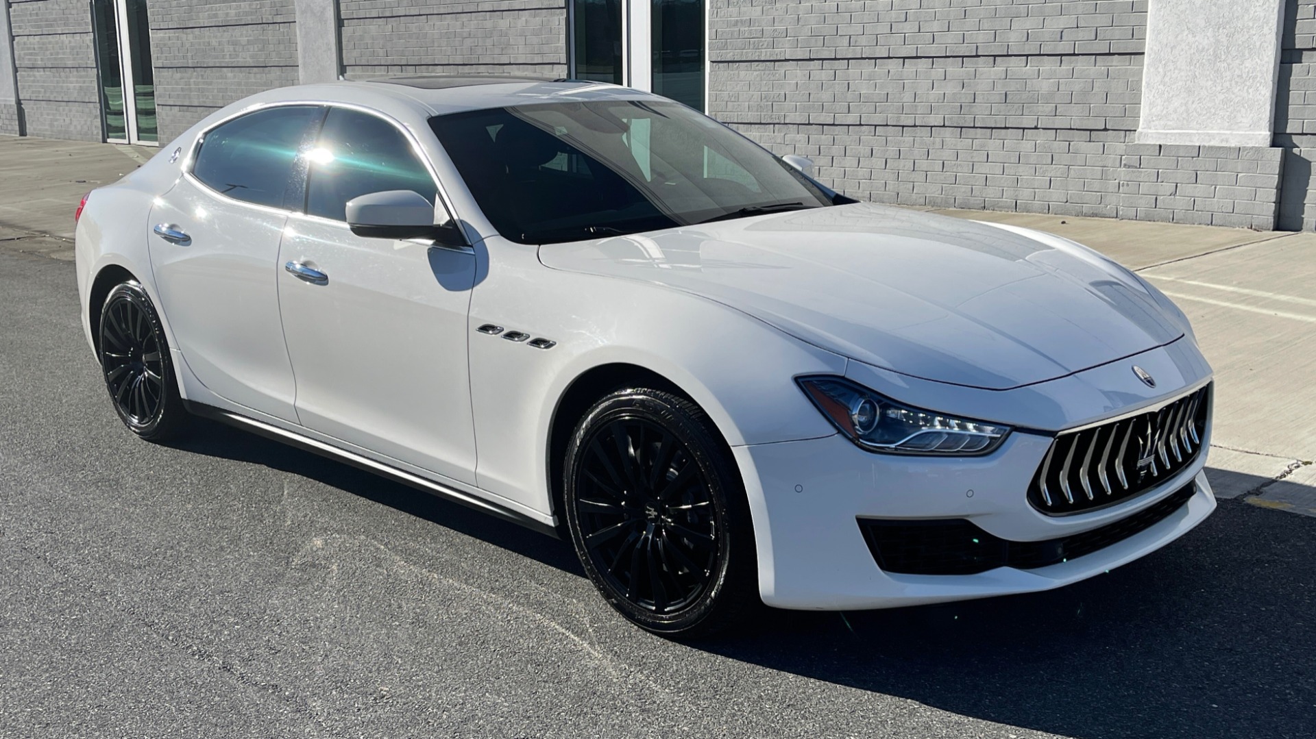 Used 2018 Maserati GHIBLI S Q4 3.0L SEDAN / AWD / NAV / SUNROOF / APPLE / HTD STS / REARVIEW for sale Sold at Formula Imports in Charlotte NC 28227 5