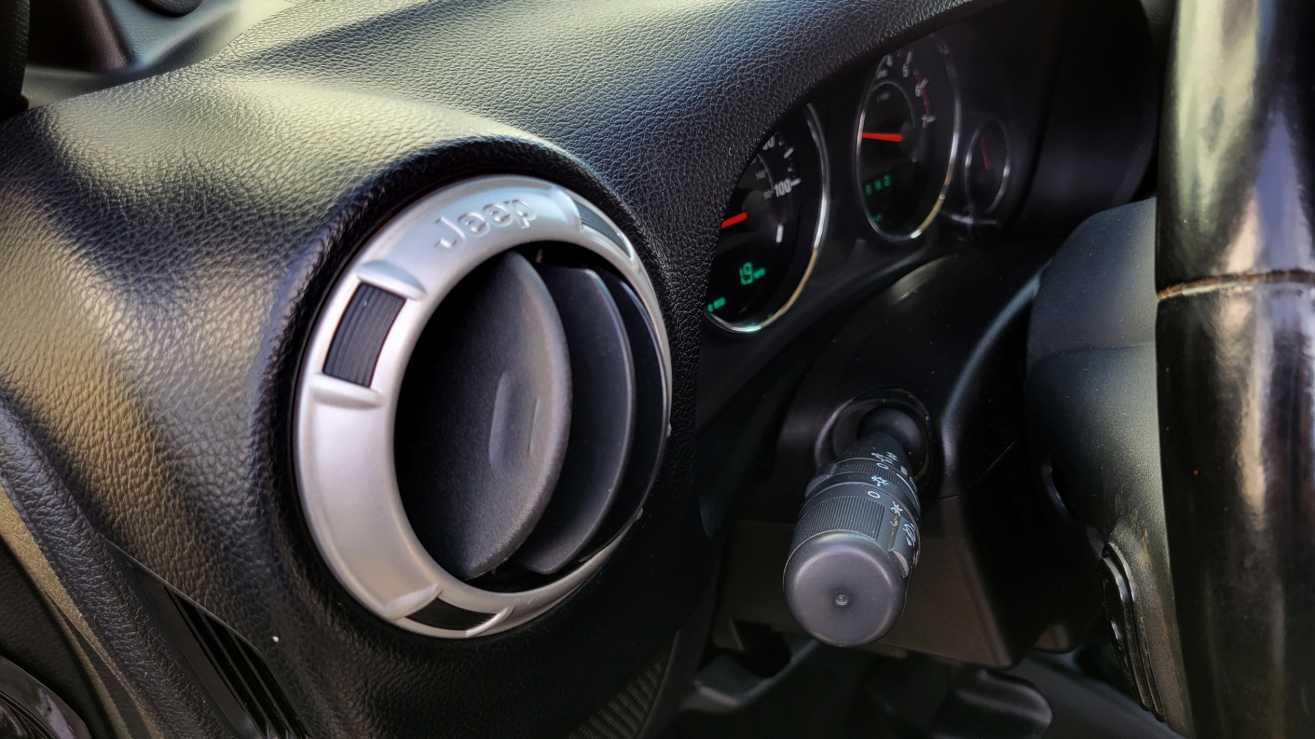 Used 2011 Jeep WRANGLER UNLIMITED SAHARA 4X4 / 3.8L V6 / 4-SPD AUTO / CUSTOM SOUND SYS for sale Sold at Formula Imports in Charlotte NC 28227 40