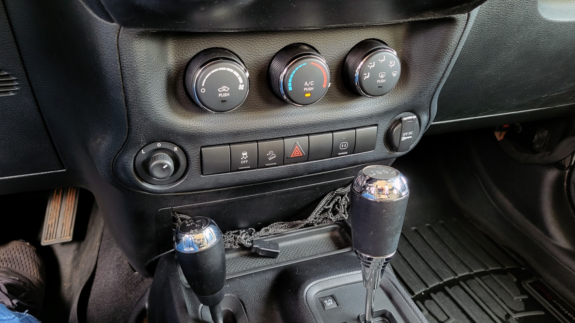 Used 2011 Jeep WRANGLER UNLIMITED SAHARA 4X4 / 3.8L V6 / 4-SPD AUTO / CUSTOM SOUND SYS for sale Sold at Formula Imports in Charlotte NC 28227 45