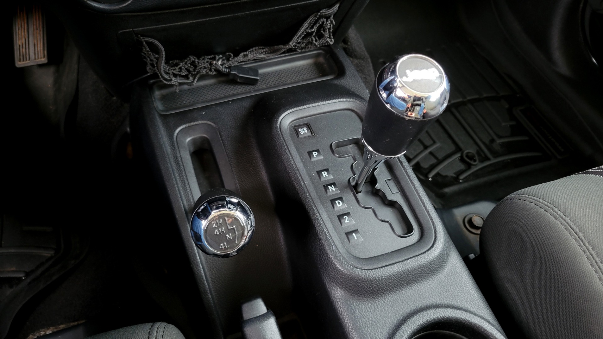 Used 2011 Jeep WRANGLER UNLIMITED SAHARA 4X4 / 3.8L V6 / 4-SPD AUTO / CUSTOM SOUND SYS for sale Sold at Formula Imports in Charlotte NC 28227 46