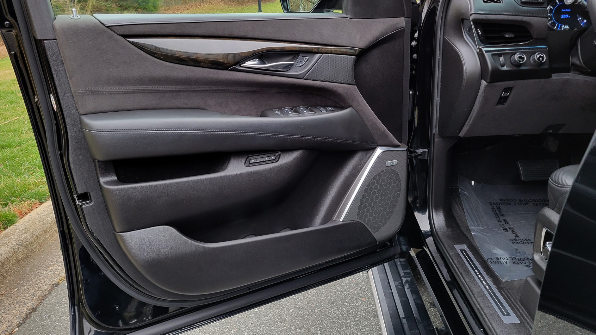 Used 2017 Cadillac ESCALADE PLATINUM 4WD / 6.2L / 8-SPD AUTO / NAV / SUNROOF / DVD / 3-ROW for sale Sold at Formula Imports in Charlotte NC 28227 14