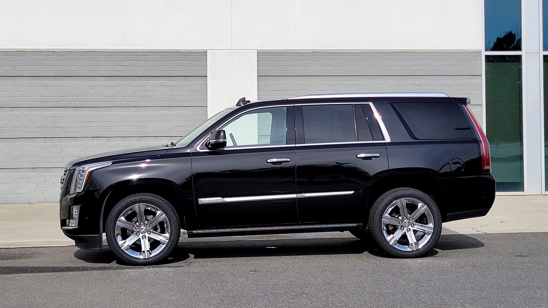 Used 2017 Cadillac ESCALADE PLATINUM 4WD / 6.2L / 8-SPD AUTO / NAV / SUNROOF / DVD / 3-ROW for sale Sold at Formula Imports in Charlotte NC 28227 2