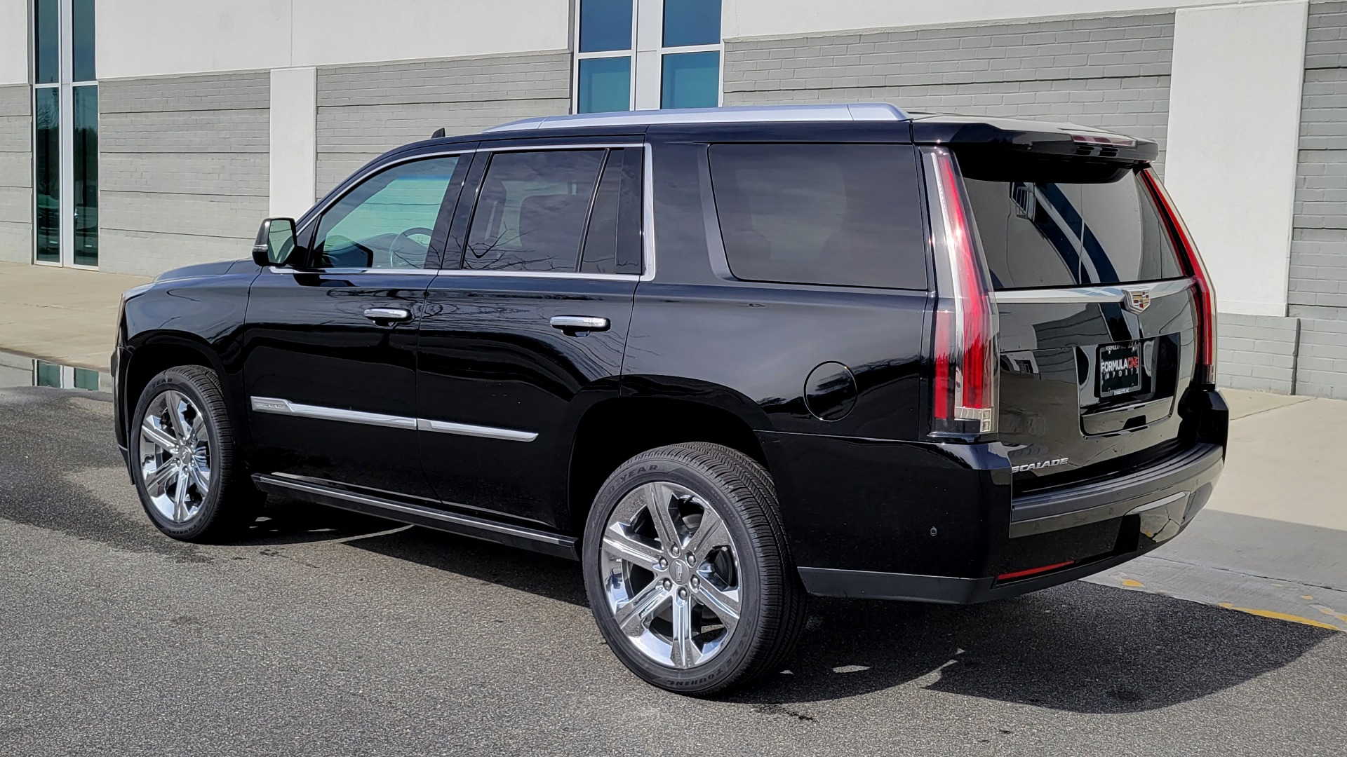 Used 2017 Cadillac ESCALADE PLATINUM 4WD / 6.2L / 8-SPD AUTO / NAV / SUNROOF / DVD / 3-ROW for sale Sold at Formula Imports in Charlotte NC 28227 3