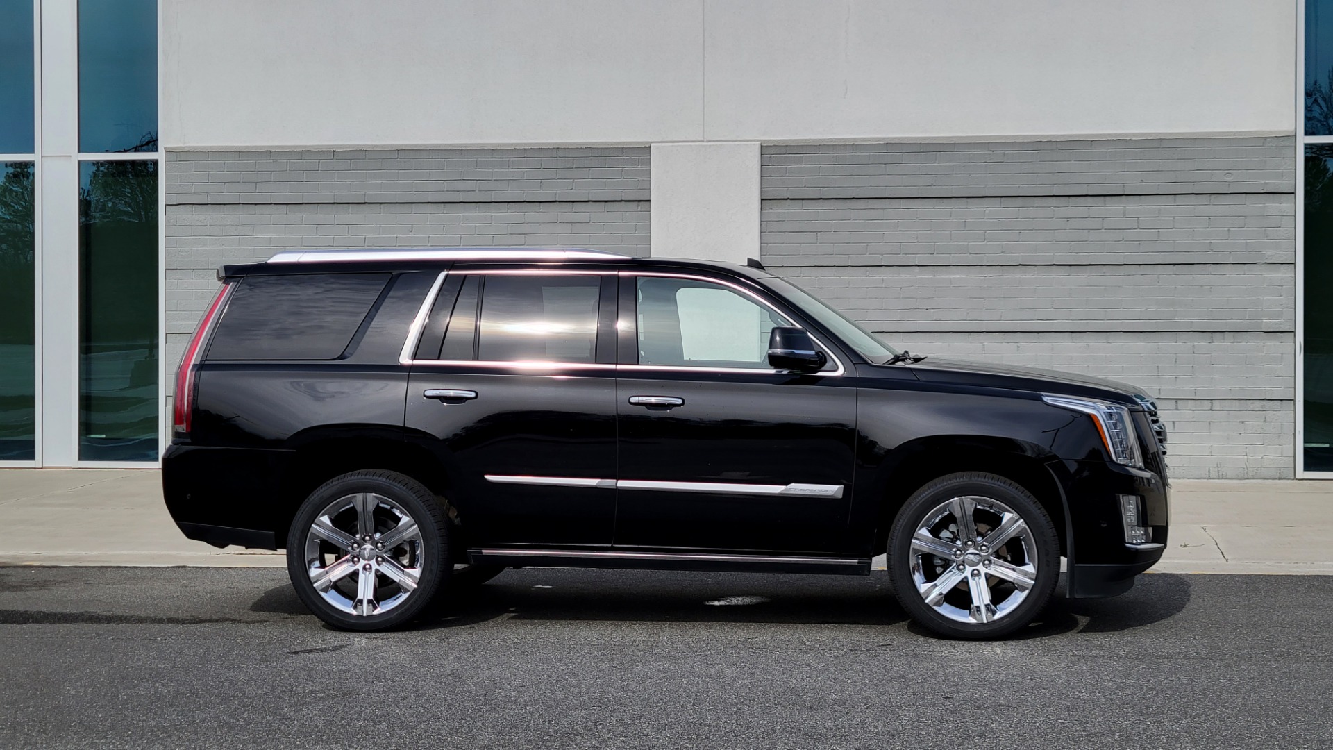 Used 2017 Cadillac ESCALADE PLATINUM 4WD / 6.2L / 8-SPD AUTO / NAV / SUNROOF / DVD / 3-ROW for sale Sold at Formula Imports in Charlotte NC 28227 5