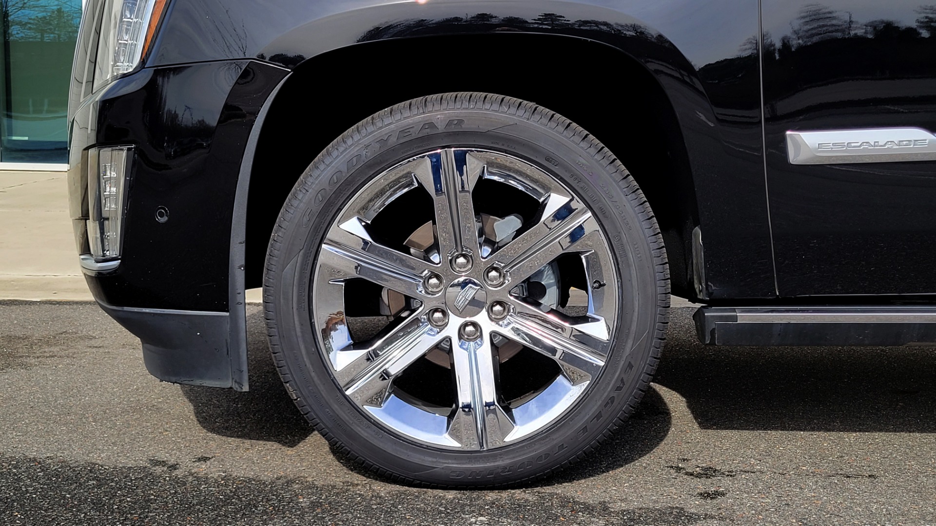 Used 2017 Cadillac ESCALADE PLATINUM 4WD / 6.2L / 8-SPD AUTO / NAV / SUNROOF / DVD / 3-ROW for sale Sold at Formula Imports in Charlotte NC 28227 74