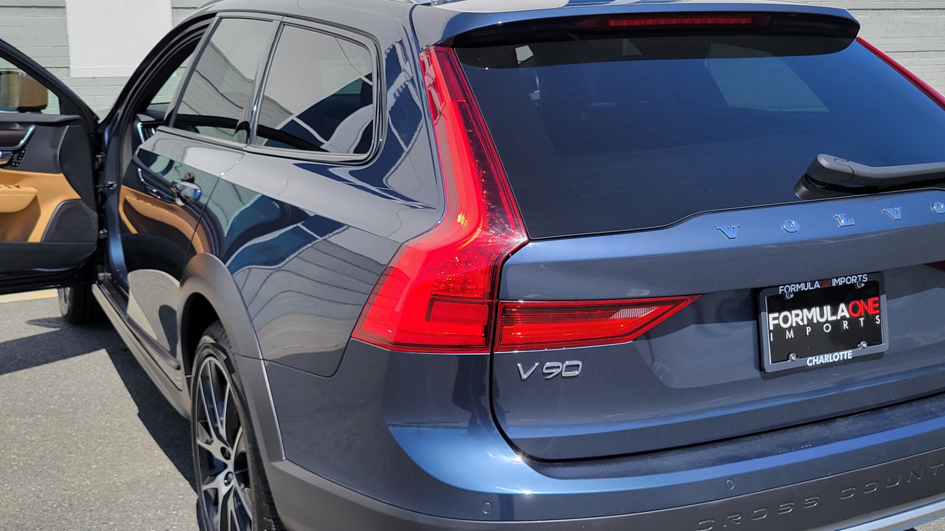 Used 2020 Volvo V90 CROSS COUNTRY T6 2.0L WAGON / AWD / HTD STS / PROTECTION PKG / REARVIEW for sale $55,000 at Formula Imports in Charlotte NC 28227 27