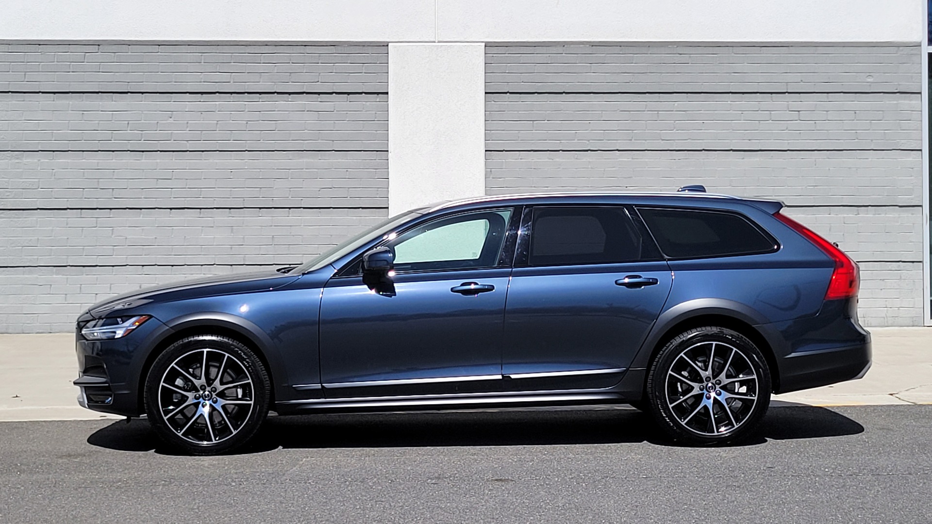 Used 2020 Volvo V90 CROSS COUNTRY T6 2.0L WAGON / AWD / HTD STS / PROTECTION PKG / REARVIEW for sale $55,000 at Formula Imports in Charlotte NC 28227 5