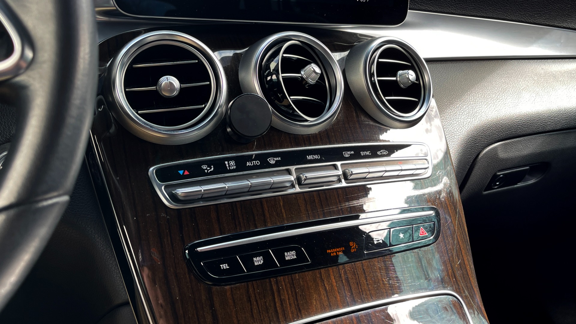 Used 2020 Mercedes-Benz GLC GLC 300 / AWD / 18IN WHEELS / LEATHER / WOOD TRIM for sale Sold at Formula Imports in Charlotte NC 28227 38
