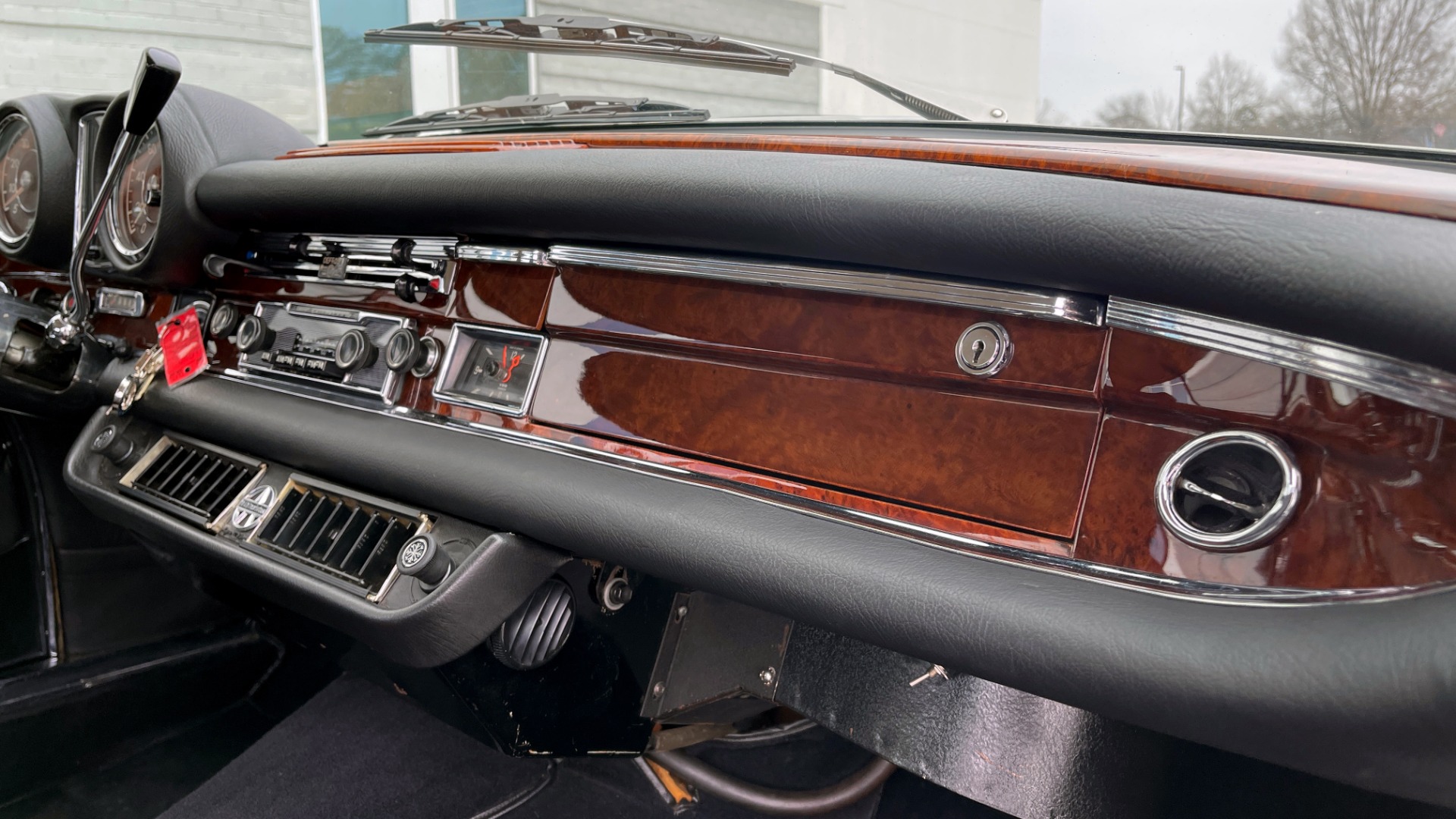 Used 1969 Mercedes-Benz 280SE COUPE / AIR CONDITIONING / PWR WNDWS / CUSTOM STEREO for sale $78,999 at Formula Imports in Charlotte NC 28227 112