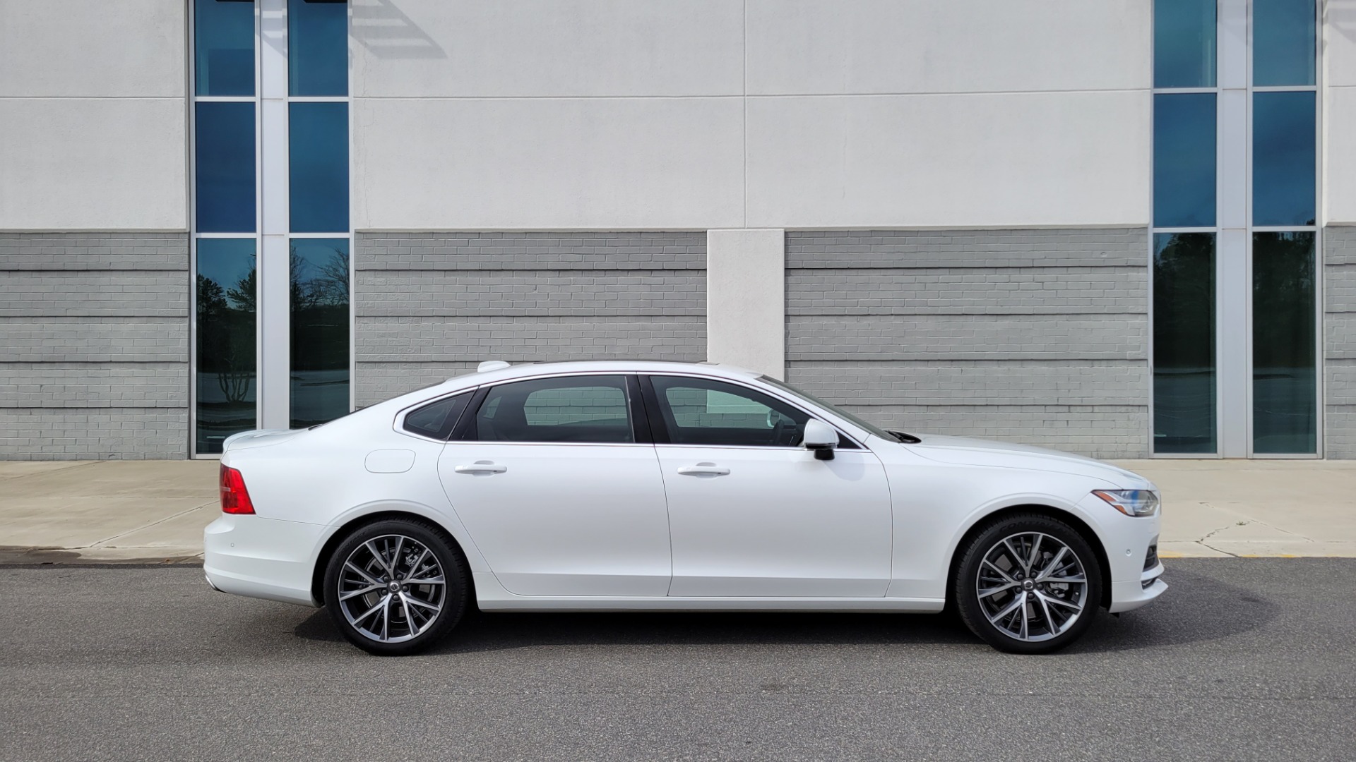 Used 2018 Volvo S90 T6 AWD MOMENTUM / 2.0L / NAV / CONV PKG
