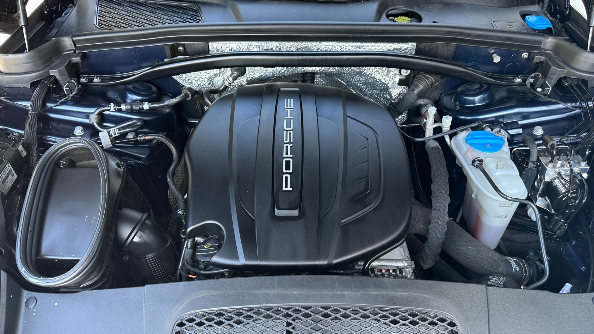 Used 2018 Porsche Macan AWD / 20IN RS SPYDER WHEELS / AIR SUSPENSION / LCA / PREM PACKAGE PLUS for sale Sold at Formula Imports in Charlotte NC 28227 40