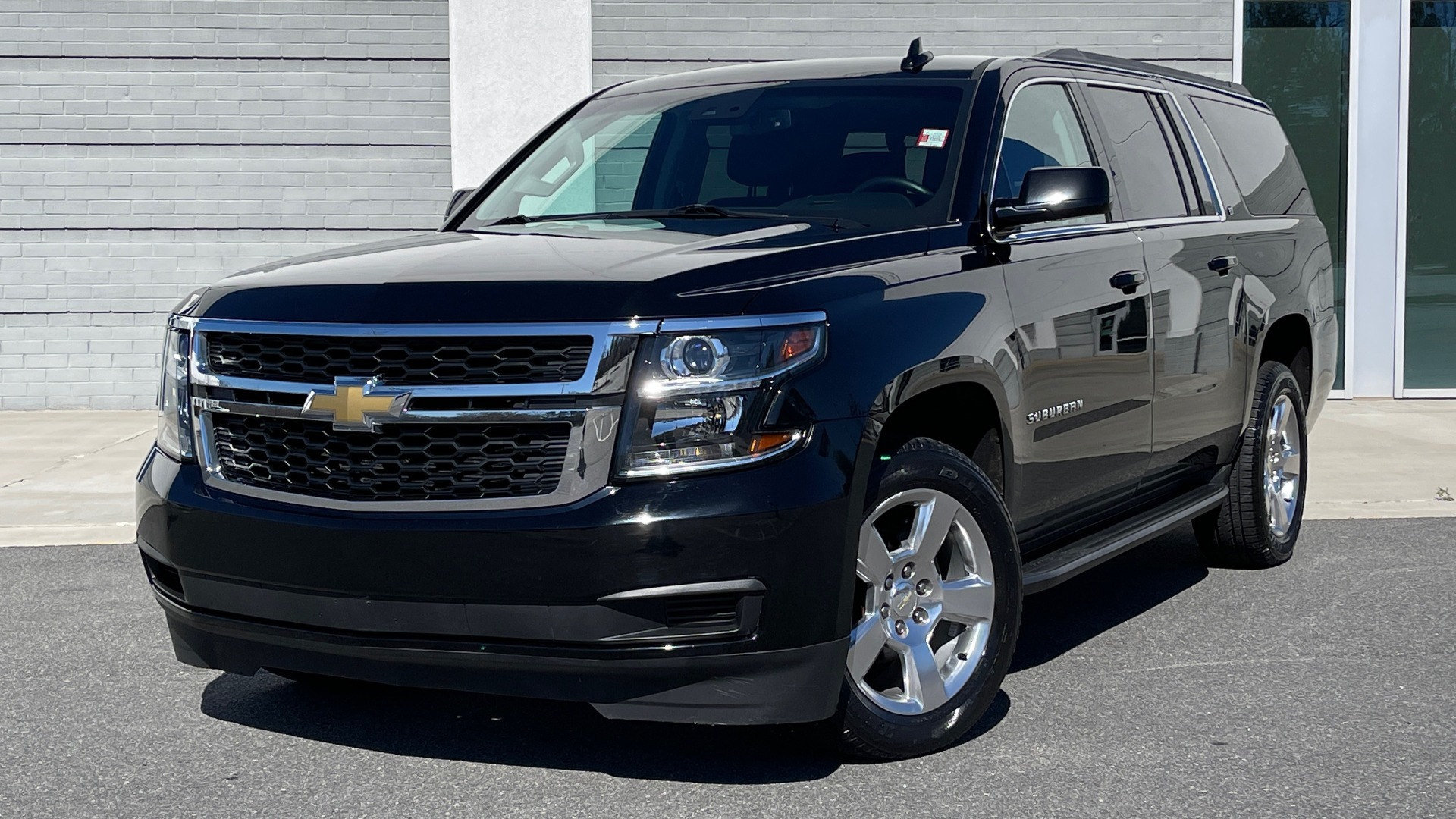 Used 2016 Chevrolet SUBURBAN LT 4WD / 5.3L / AUTO / SUNROOF / DVD / 3-ROW / REARVIEW for sale Sold at Formula Imports in Charlotte NC 28227 1