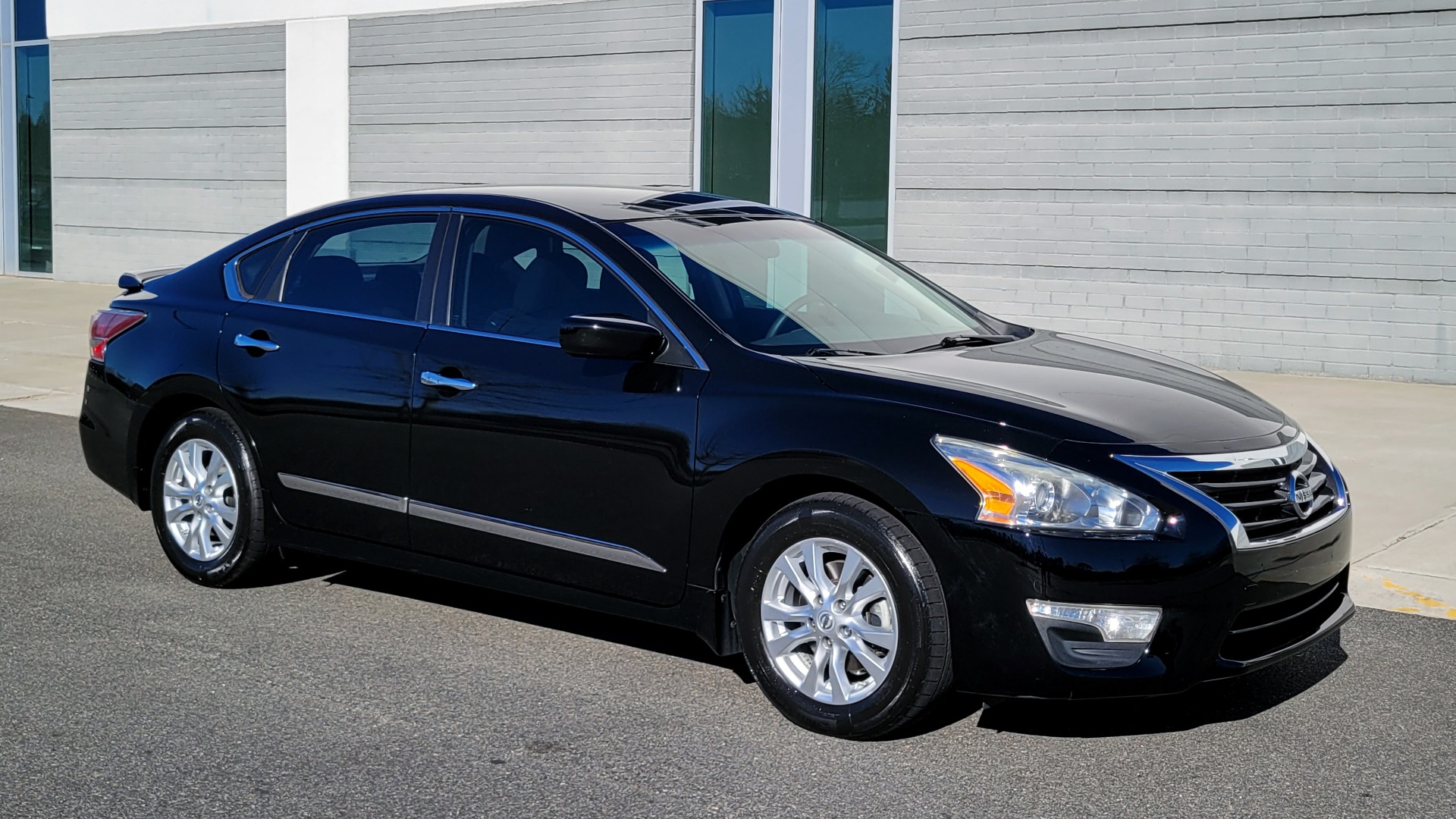 Used 2015 Nissan ALTIMA 2.5 S 4DR SPORT SEDAN / CVT AUTO / BLUETOOTH / 16IN WHEELS for sale Sold at Formula Imports in Charlotte NC 28227 5