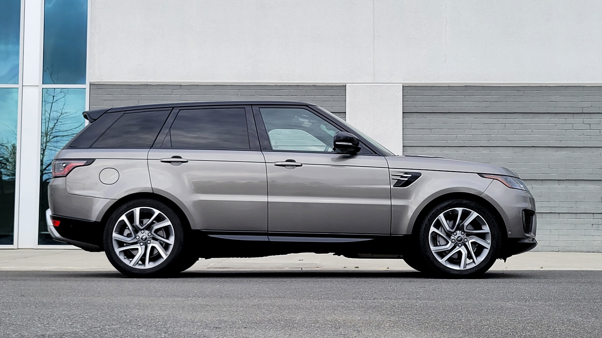 Used 2020 Land Rover RANGE ROVER SPORT HSE / 3.0L SC I6 / 8-SPD AUTO / NAV / PANO-ROOF / REARVIEW for sale Sold at Formula Imports in Charlotte NC 28227 10