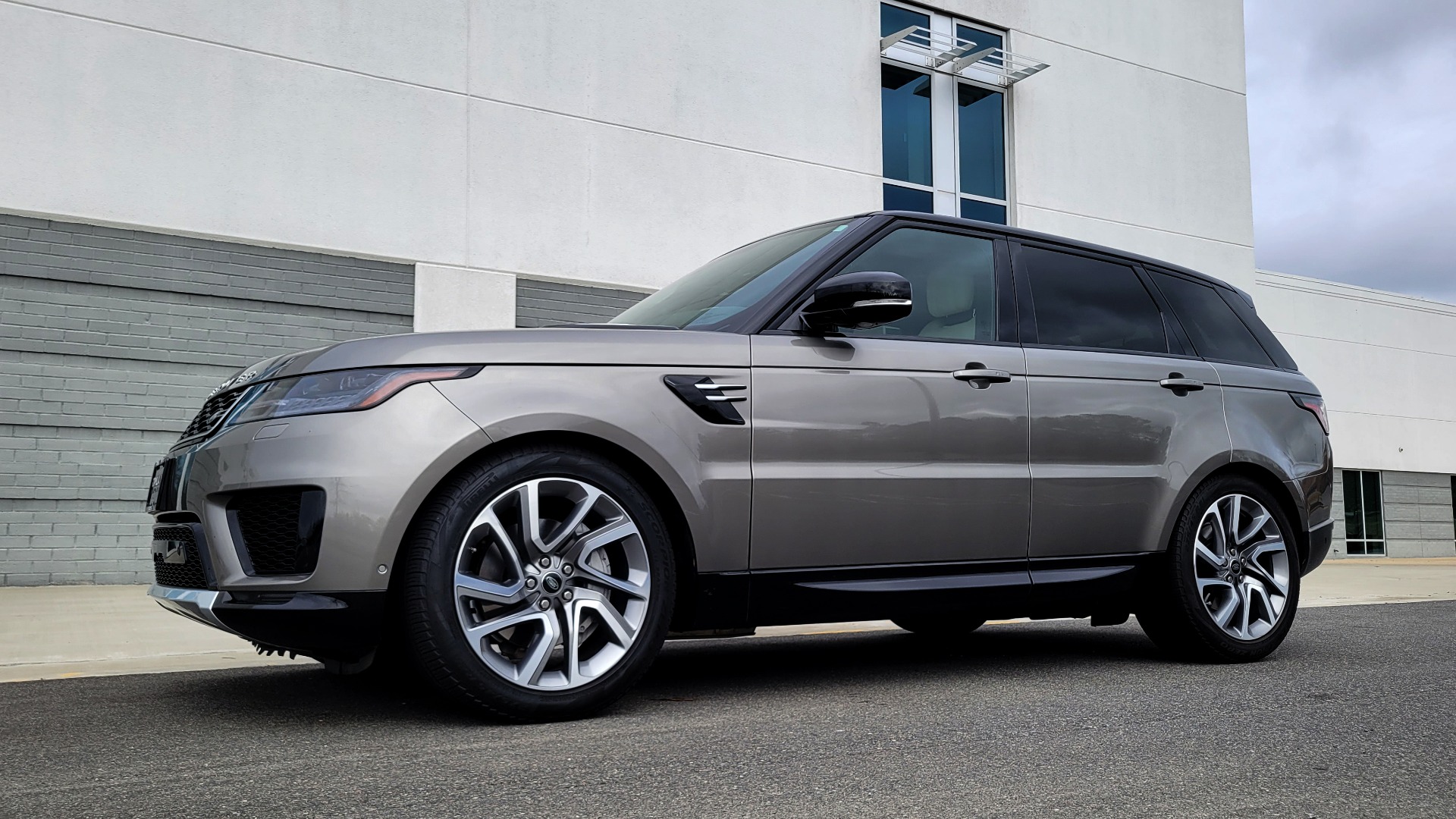 Used 2020 Land Rover RANGE ROVER SPORT HSE / 3.0L SC I6 / 8-SPD AUTO / NAV / PANO-ROOF / REARVIEW for sale Sold at Formula Imports in Charlotte NC 28227 3