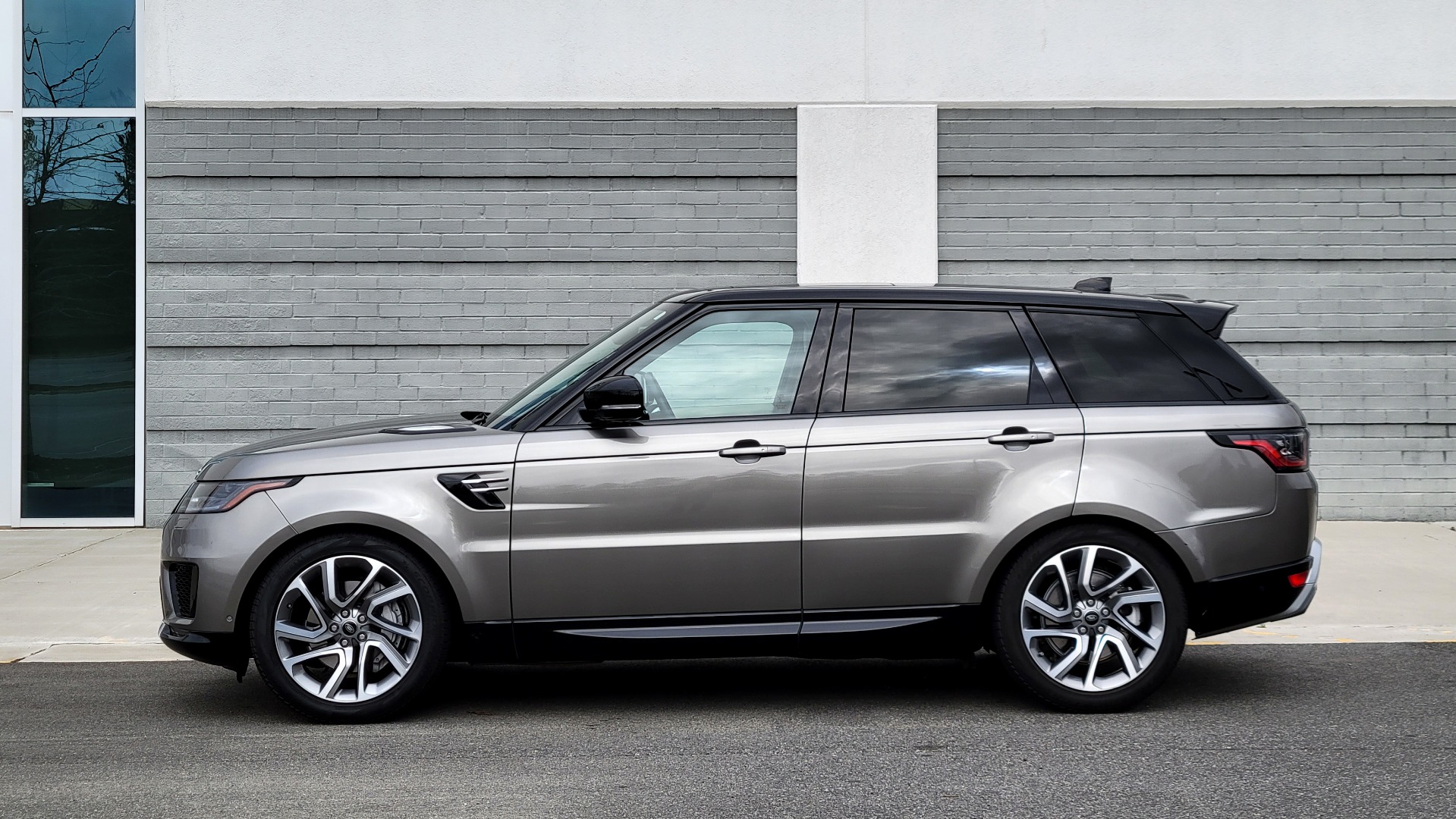 Used 2020 Land Rover RANGE ROVER SPORT HSE / 3.0L SC I6 / 8-SPD AUTO / NAV / PANO-ROOF / REARVIEW for sale Sold at Formula Imports in Charlotte NC 28227 4