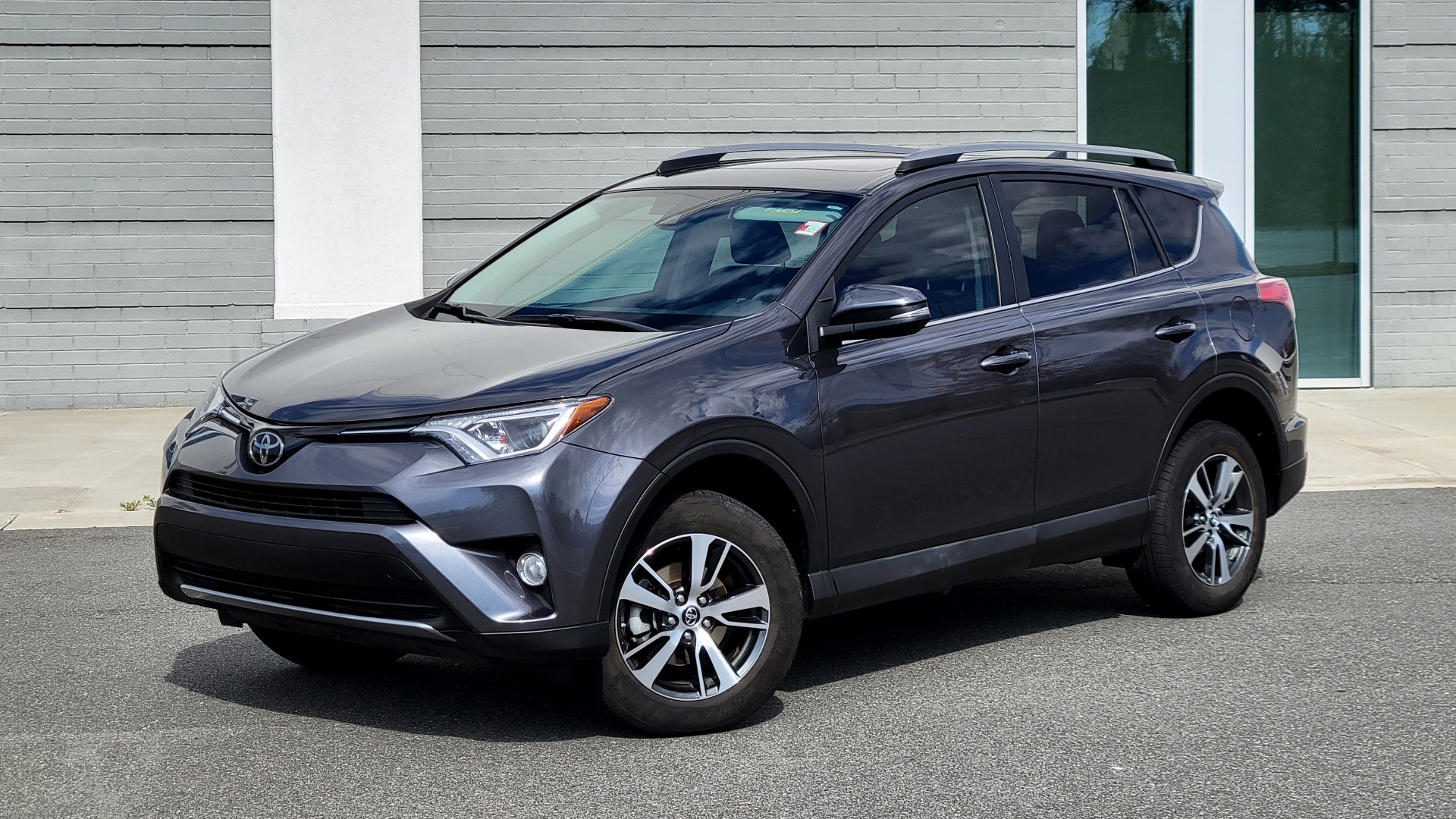 Used 2018 Toyota RAV4 XLE FWD SUV / 2.5L / AUTO / POWER PLUS PKG / NAV / BLIND SPOT / LDA for sale Sold at Formula Imports in Charlotte NC 28227 1