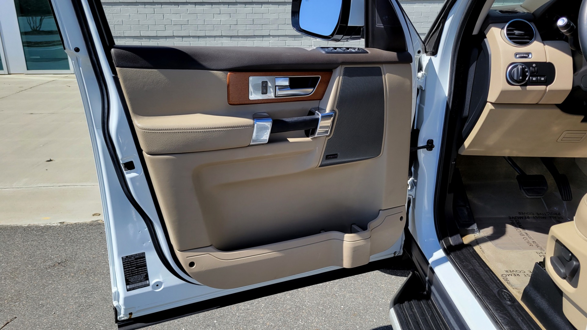 Used 2015 Land Rover LR4 HSE 3.0L SC V6 / AWD / VISION ASST / 3-ROW / CLIMATE COMFORT / TOWING for sale Sold at Formula Imports in Charlotte NC 28227 32