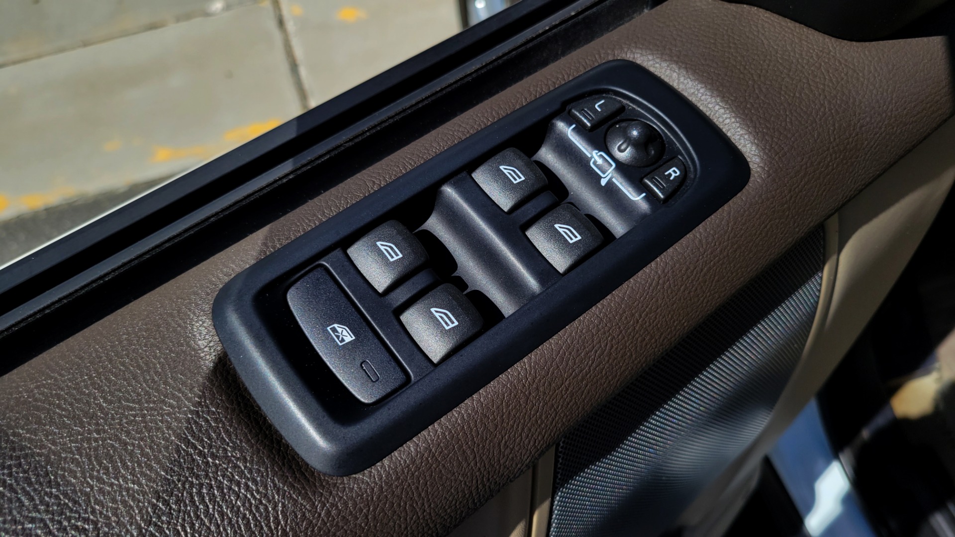 Used 2015 Land Rover LR4 HSE 3.0L SC V6 / AWD / VISION ASST / 3-ROW / CLIMATE COMFORT / TOWING for sale Sold at Formula Imports in Charlotte NC 28227 34