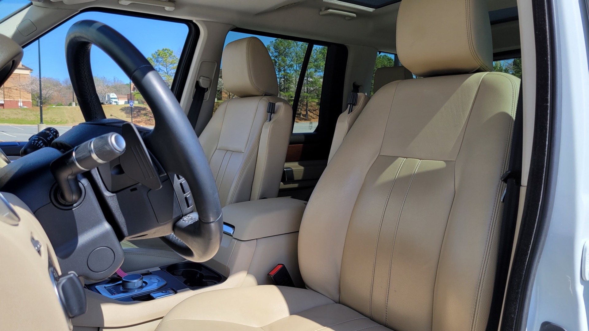 Used 2015 Land Rover LR4 HSE 3.0L SC V6 / AWD / VISION ASST / 3-ROW / CLIMATE COMFORT / TOWING for sale Sold at Formula Imports in Charlotte NC 28227 37
