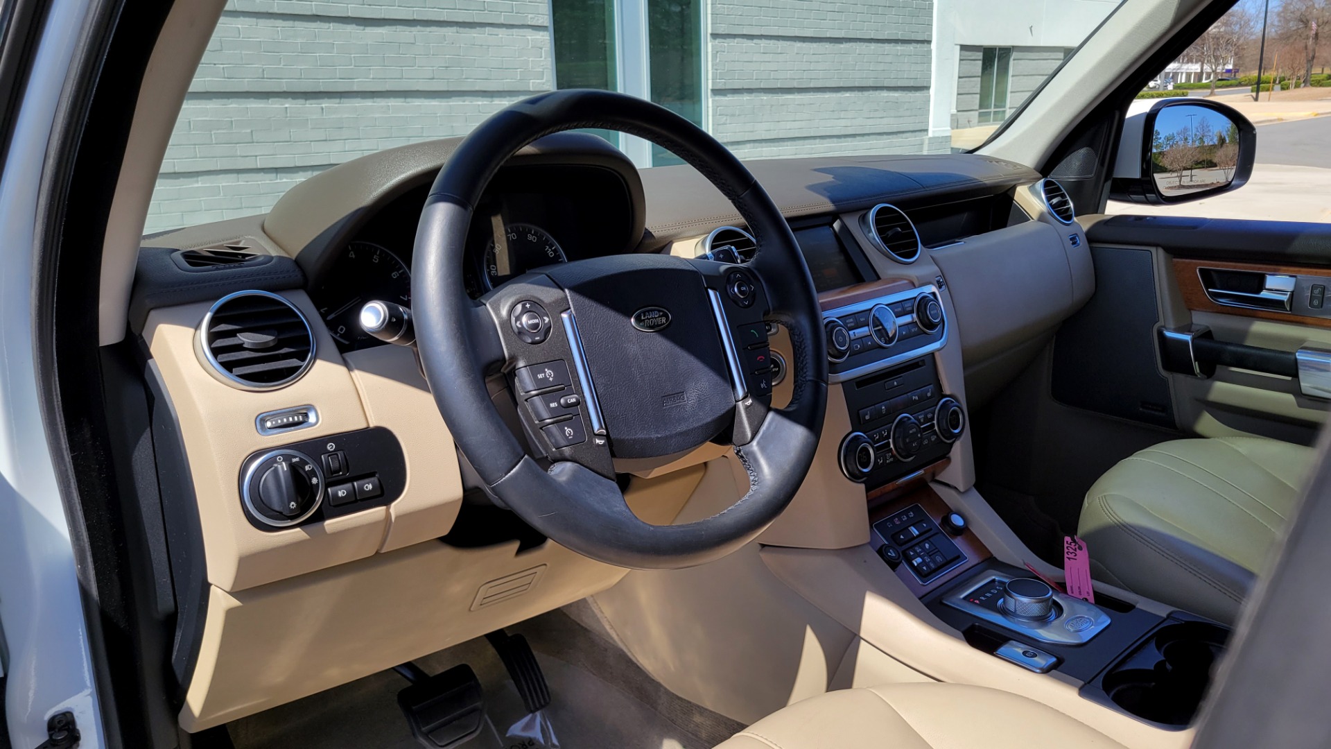 Used 2015 Land Rover LR4 HSE 3.0L SC V6 / AWD / VISION ASST / 3-ROW / CLIMATE COMFORT / TOWING for sale Sold at Formula Imports in Charlotte NC 28227 38