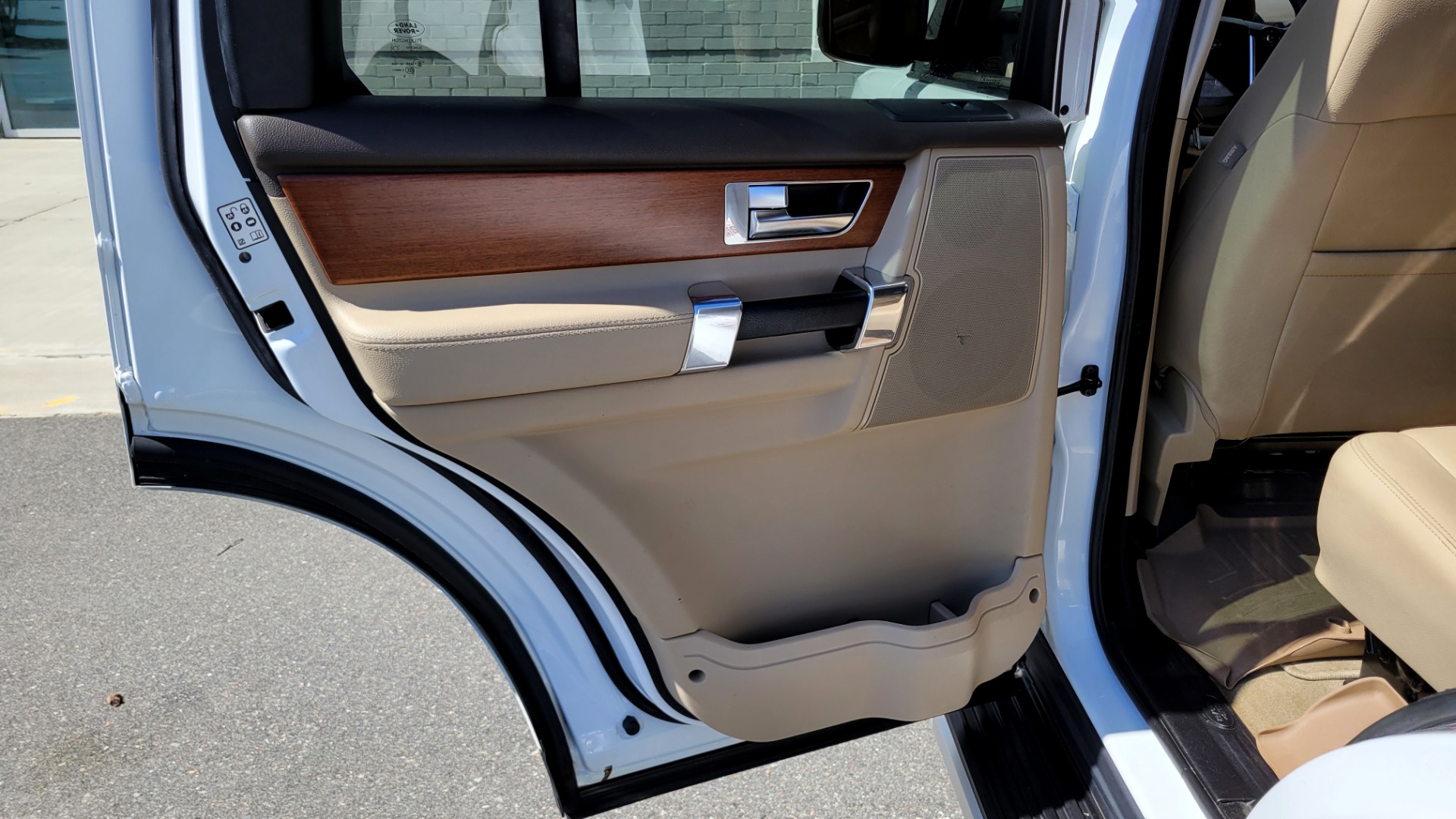 Used 2015 Land Rover LR4 HSE 3.0L SC V6 / AWD / VISION ASST / 3-ROW / CLIMATE COMFORT / TOWING for sale Sold at Formula Imports in Charlotte NC 28227 59