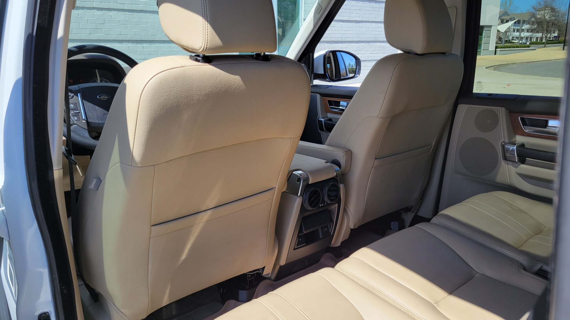 Used 2015 Land Rover LR4 HSE 3.0L SC V6 / AWD / VISION ASST / 3-ROW / CLIMATE COMFORT / TOWING for sale Sold at Formula Imports in Charlotte NC 28227 61