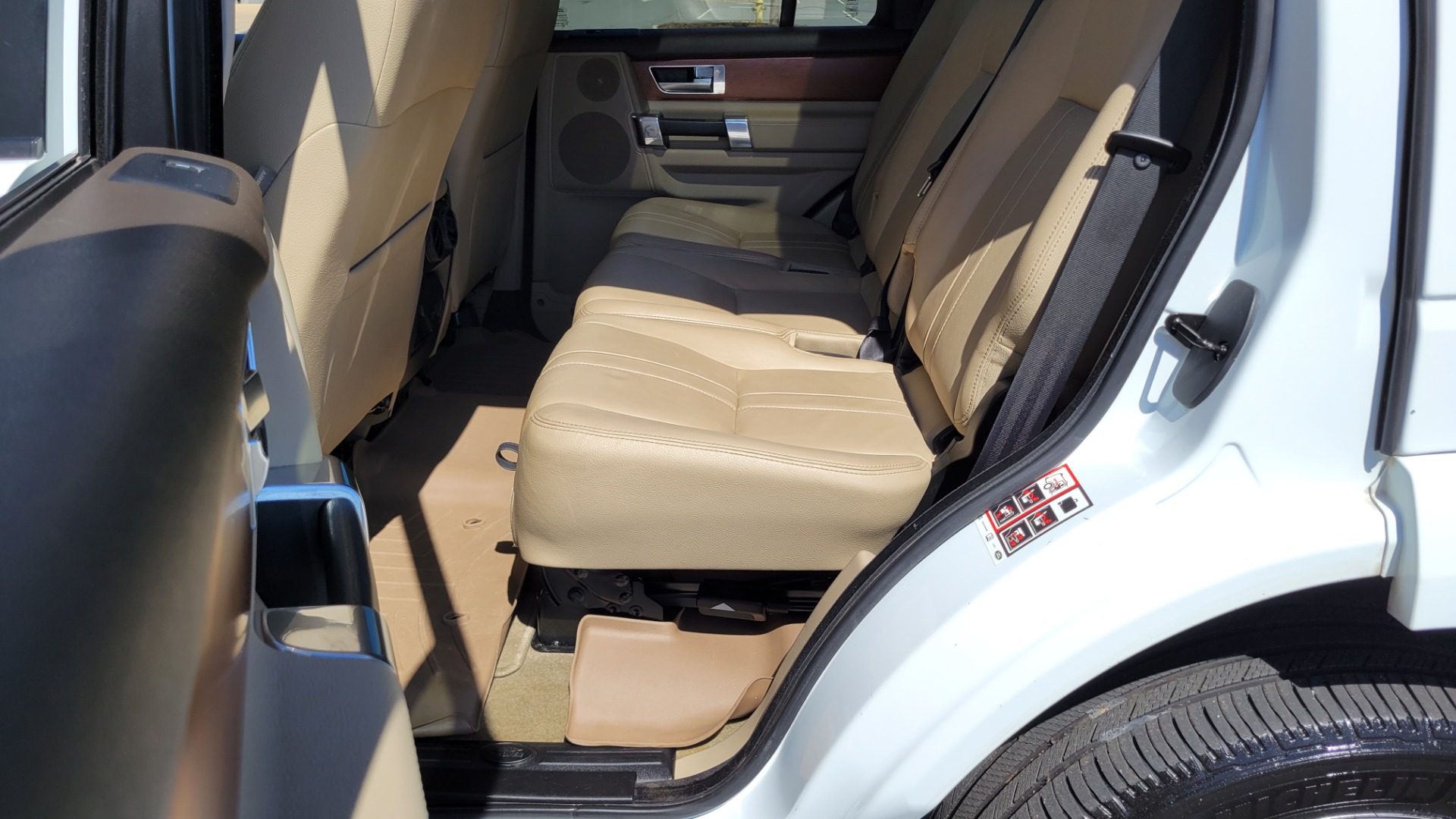 Used 2015 Land Rover LR4 HSE 3.0L SC V6 / AWD / VISION ASST / 3-ROW / CLIMATE COMFORT / TOWING for sale Sold at Formula Imports in Charlotte NC 28227 62