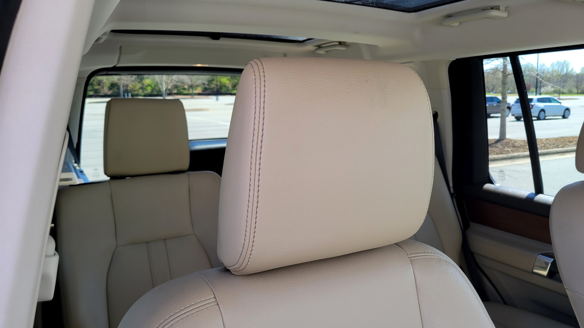 Used 2015 Land Rover LR4 HSE 3.0L SC V6 / AWD / VISION ASST / 3-ROW / CLIMATE COMFORT / TOWING for sale Sold at Formula Imports in Charlotte NC 28227 69