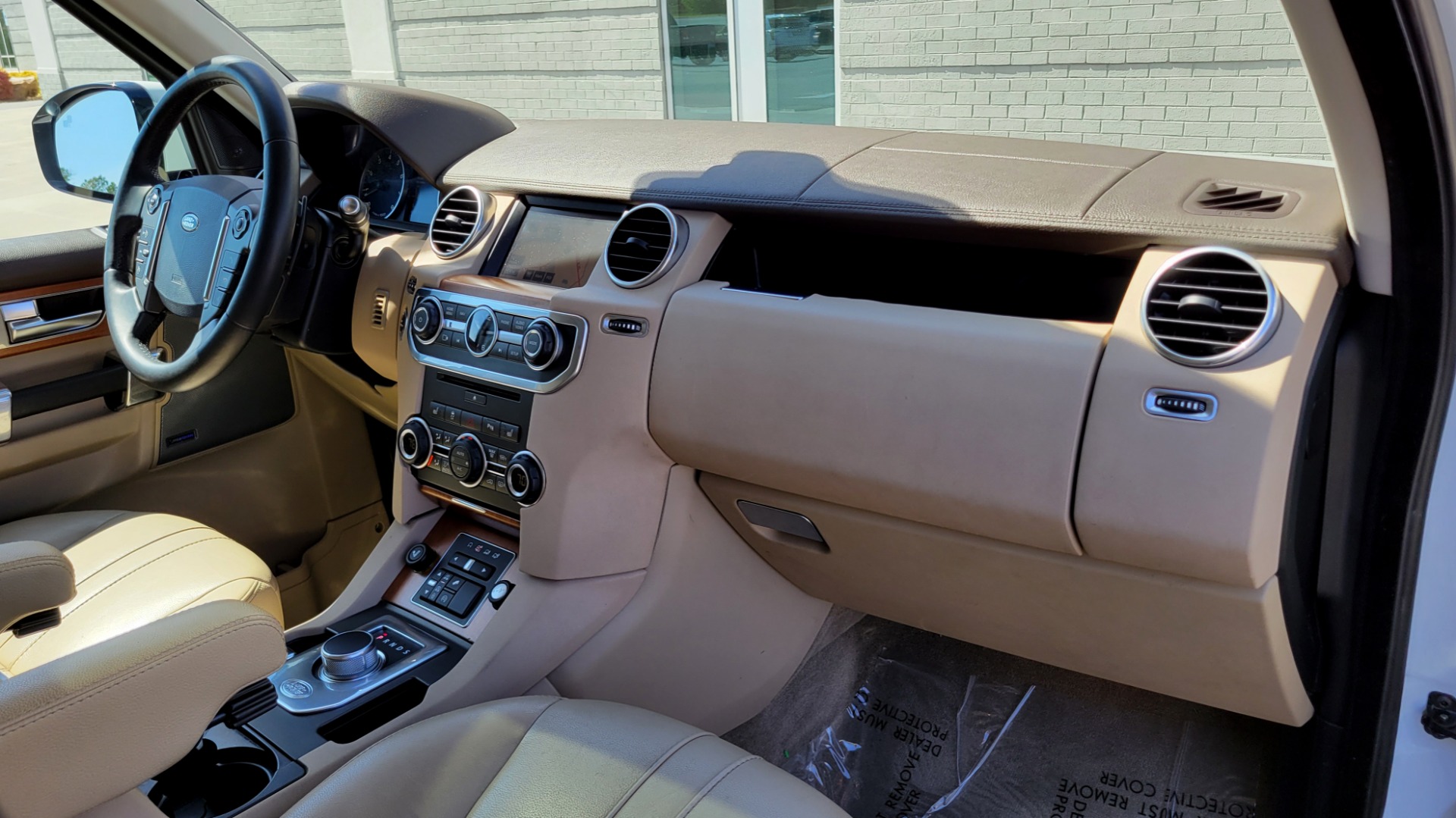 Used 2015 Land Rover LR4 HSE 3.0L SC V6 / AWD / VISION ASST / 3-ROW / CLIMATE COMFORT / TOWING for sale Sold at Formula Imports in Charlotte NC 28227 70