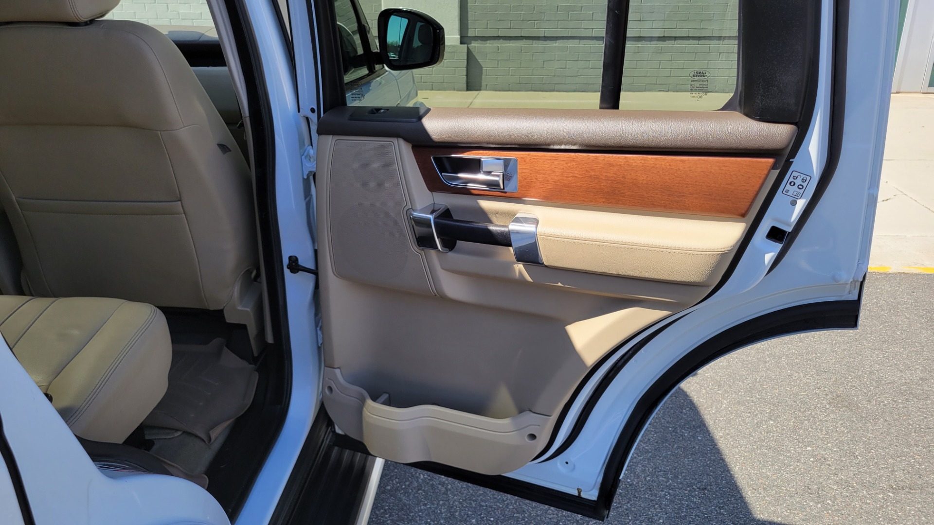 Used 2015 Land Rover LR4 HSE 3.0L SC V6 / AWD / VISION ASST / 3-ROW / CLIMATE COMFORT / TOWING for sale Sold at Formula Imports in Charlotte NC 28227 71
