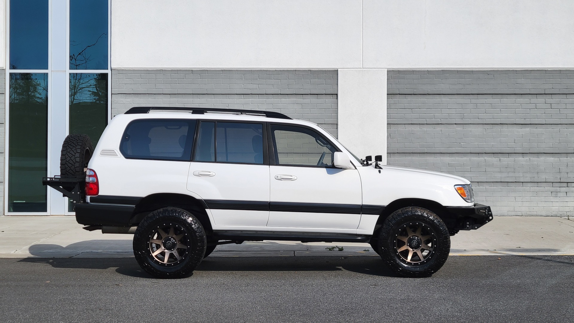 Used 2003 Toyota LAND CRUISER 4WD WAGON / 4.7L V8 / AUTO / NAVIGATION / LIFT / CUSTOM WHEELS for sale $27,999 at Formula Imports in Charlotte NC 28227 10